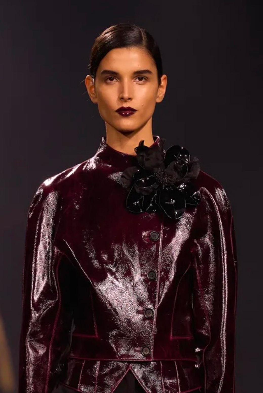 Депрессивные смоки и накладные челки: бьюти-тренды Недели моды в Париже сезона осень-зима 2026 (фото 52)