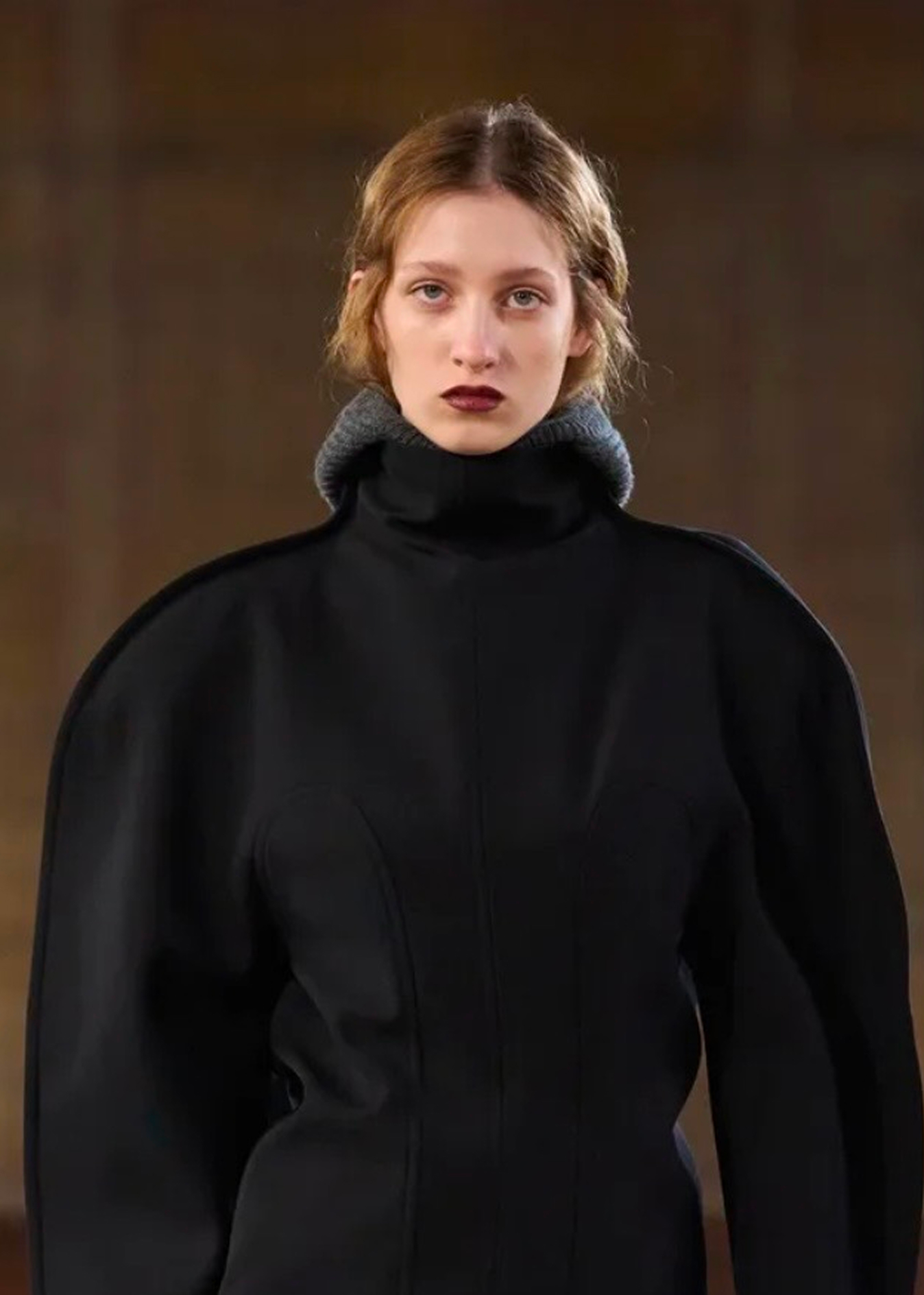 Депрессивные смоки и накладные челки: бьюти-тренды Недели моды в Париже сезона осень-зима 2026 (фото 53)