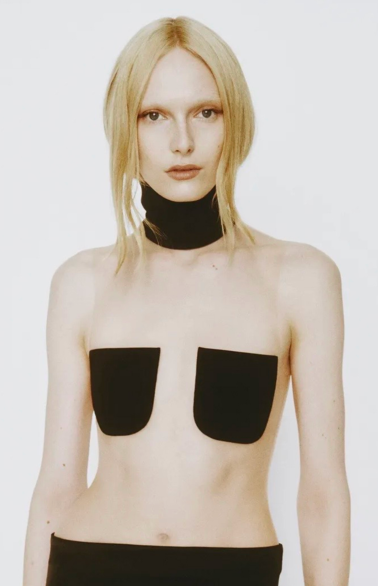 Депрессивные смоки и накладные челки: бьюти-тренды Недели моды в Париже сезона осень-зима 2026 (фото 54)