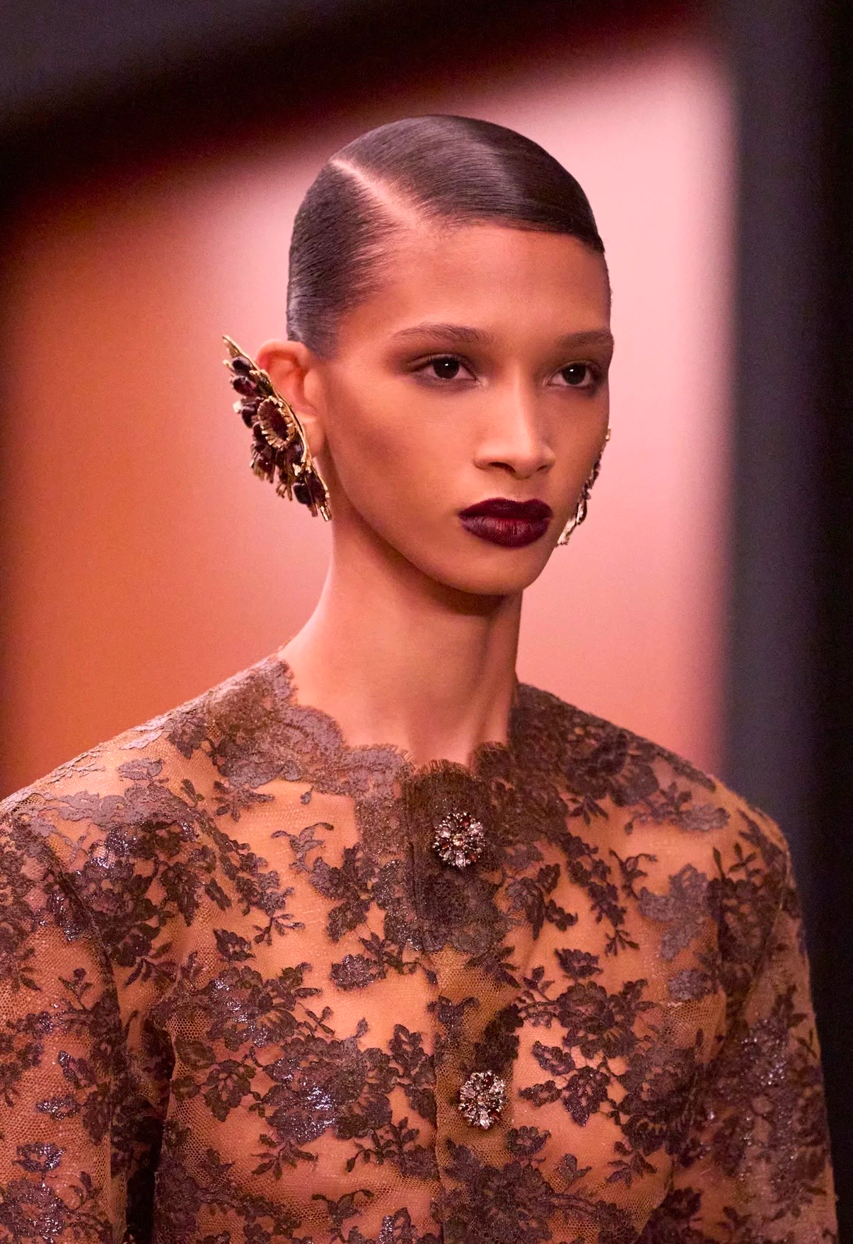 Депрессивные смоки и накладные челки: бьюти-тренды Недели моды в Париже сезона осень-зима 2026 (фото 56)