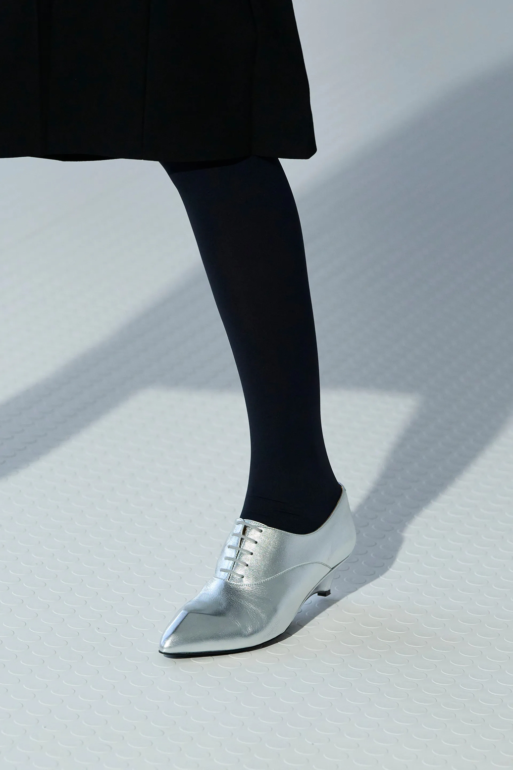 Ретро-клоги, сникеры и не только. Самая модная обувь на весну 2026 (фото 4)