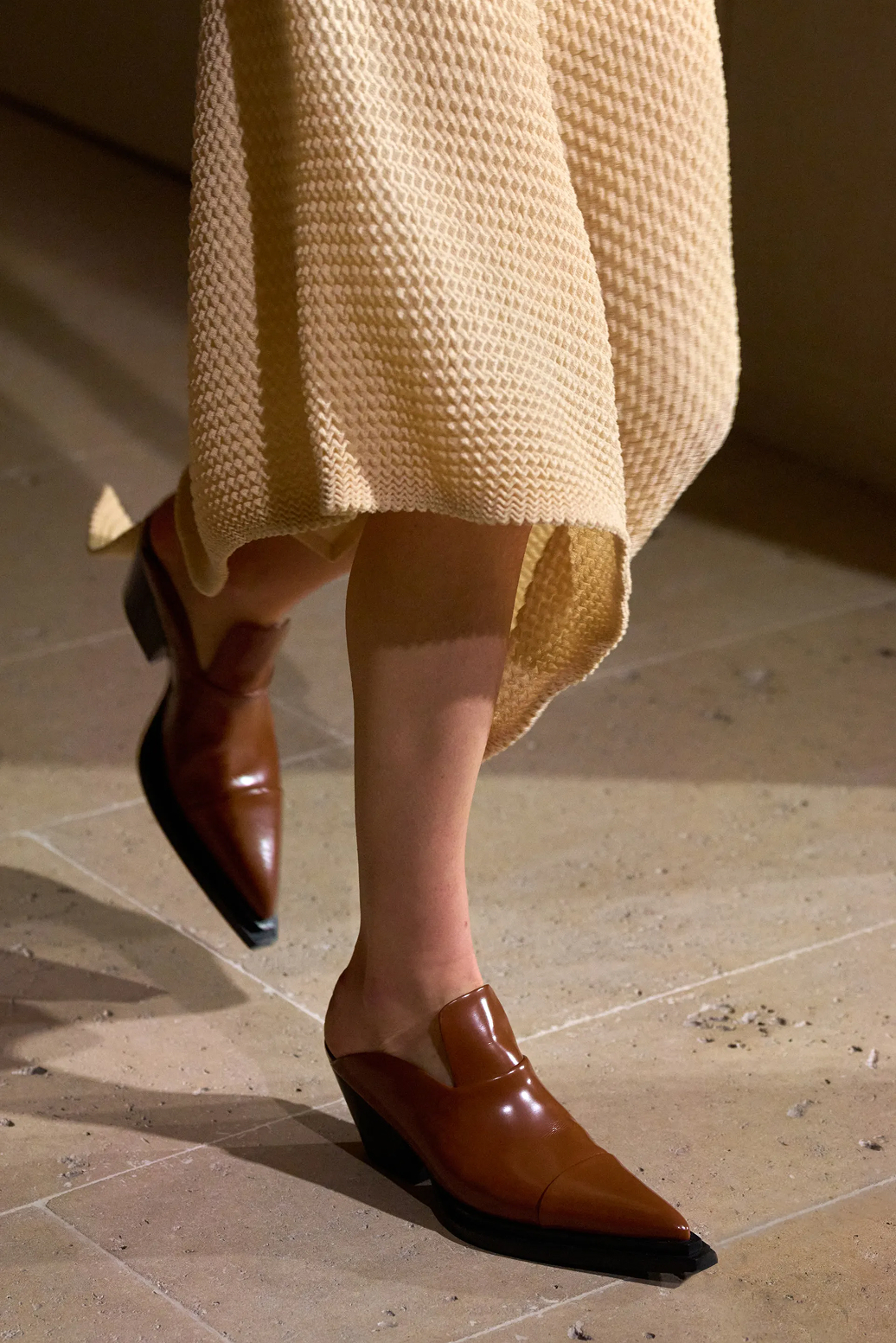 Ретро-клоги, сникеры и не только. Самая модная обувь на весну 2026 (фото 10)