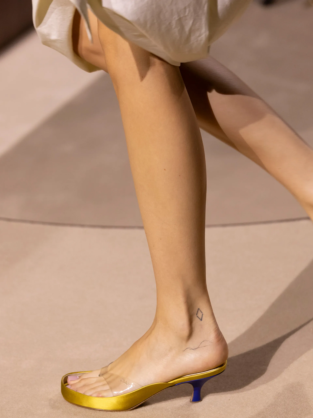 Ретро-клоги, сникеры и не только. Самая модная обувь на весну 2026 (фото 12)