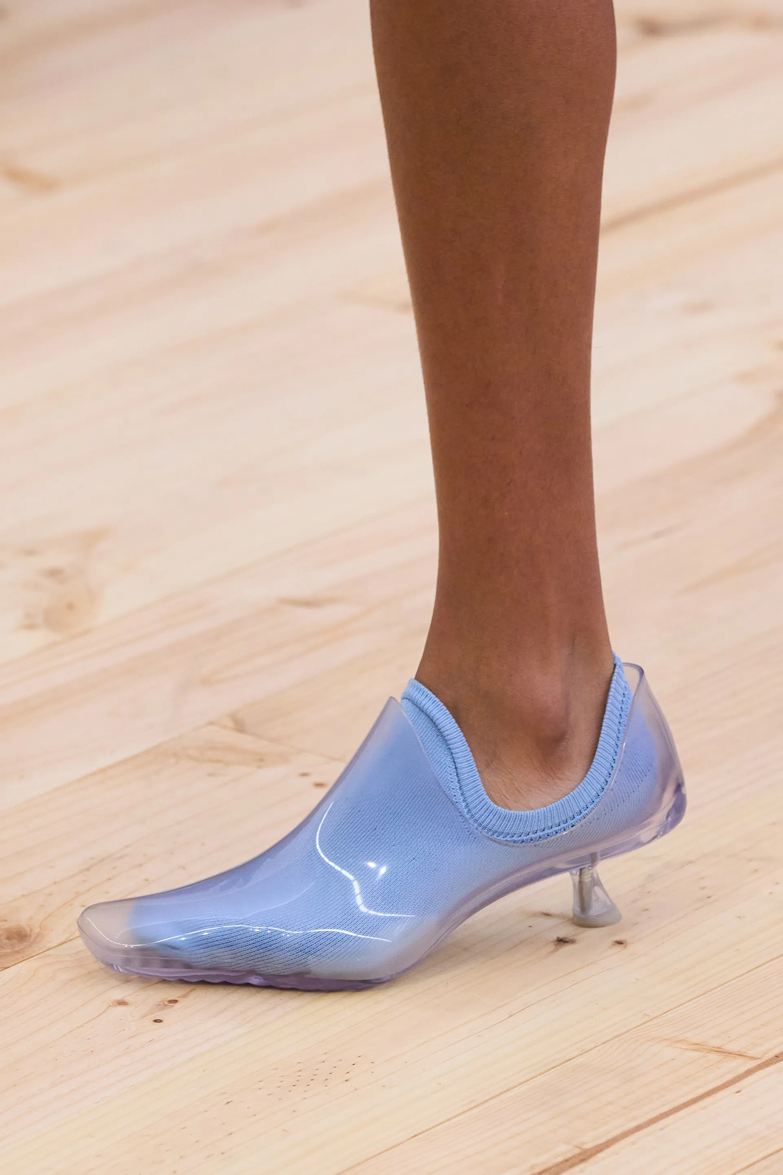 Ретро-клоги, сникеры и не только. Самая модная обувь на весну 2026 (фото 13)