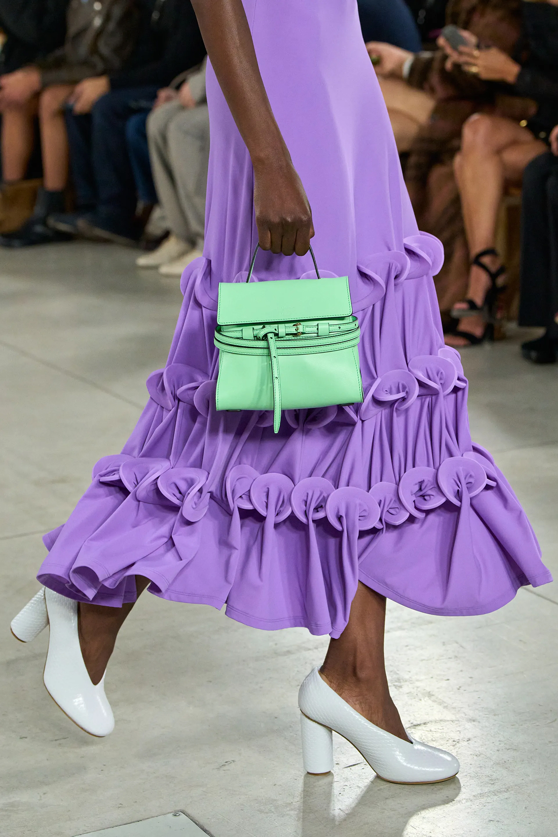 Ретро-клоги, сникеры и не только. Самая модная обувь на весну 2026 (фото 18)