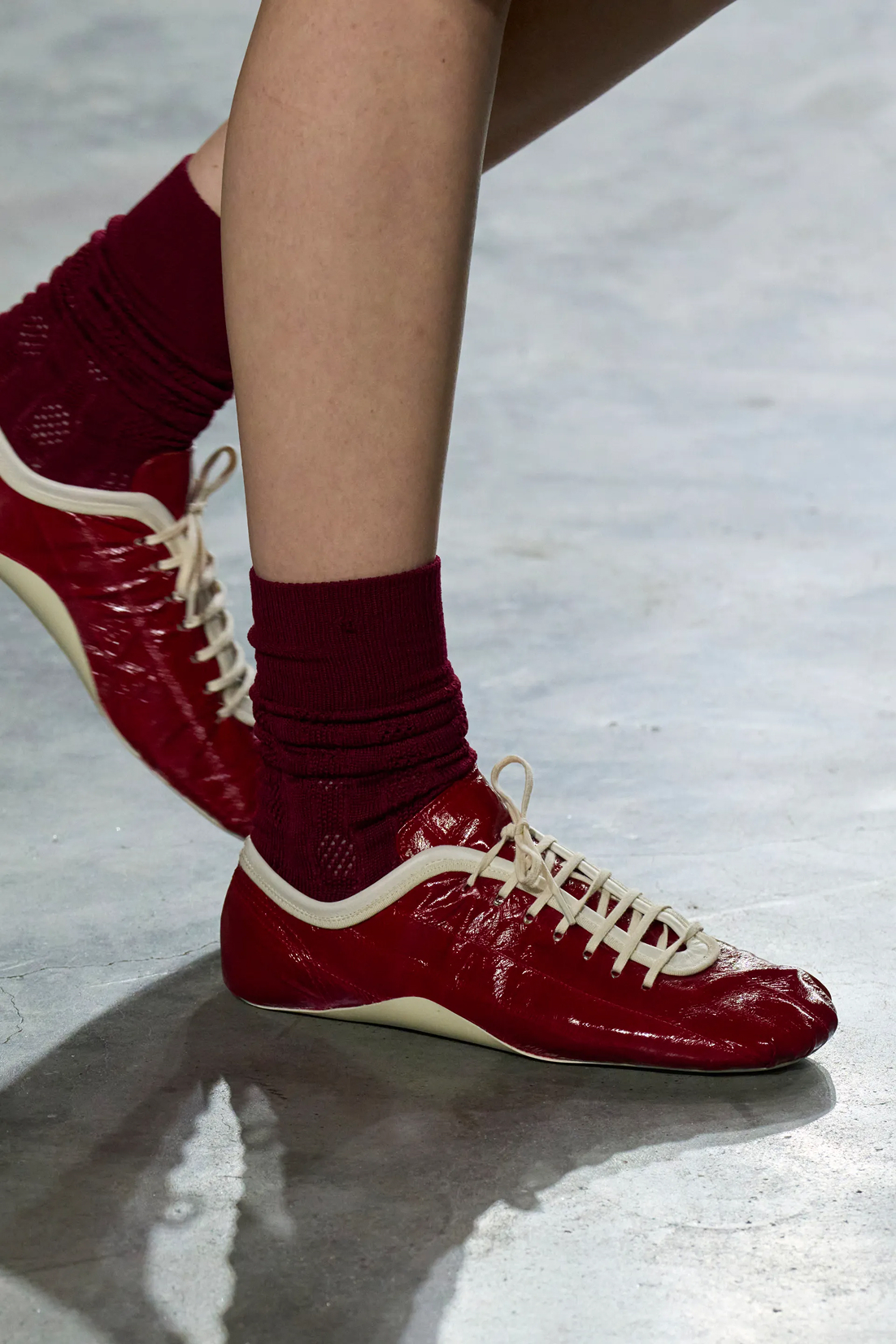 Ретро-клоги, сникеры и не только. Самая модная обувь на весну 2026 (фото 22)