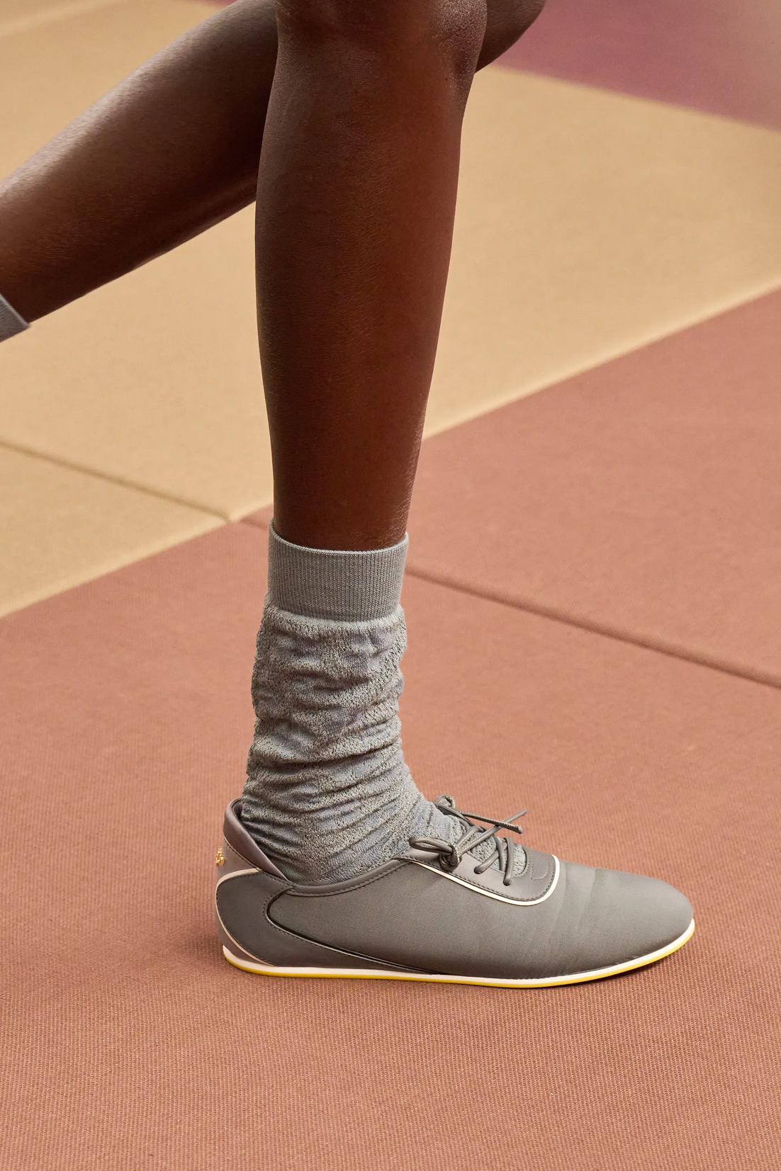 Ретро-клоги, сникеры и не только. Самая модная обувь на весну 2026 (фото 24)