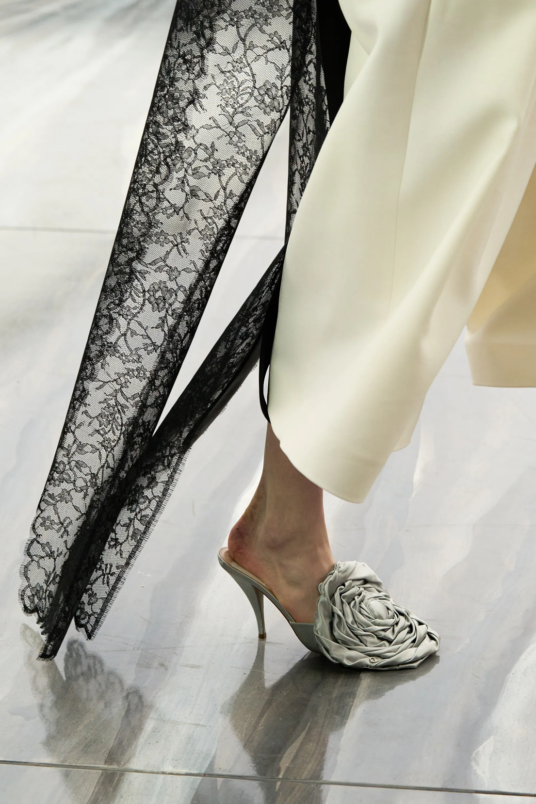 Ретро-клоги, сникеры и не только. Самая модная обувь на весну 2026 (фото 26)