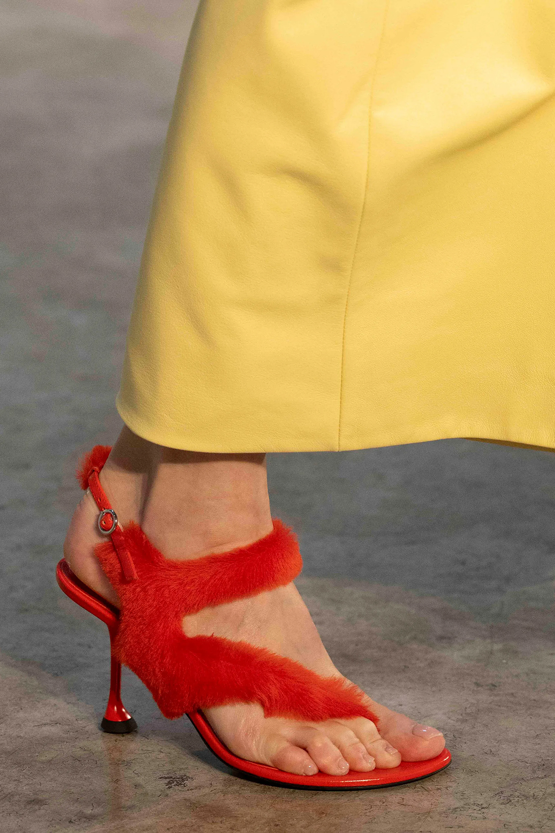 Ретро-клоги, сникеры и не только. Самая модная обувь на весну 2026 (фото 27)