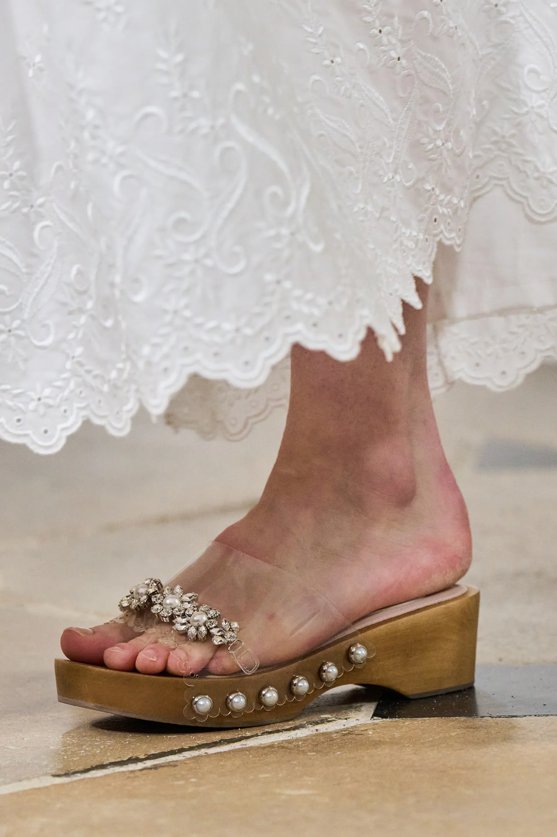 Ретро-клоги, сникеры и не только. Самая модная обувь на весну 2026 (фото 31)