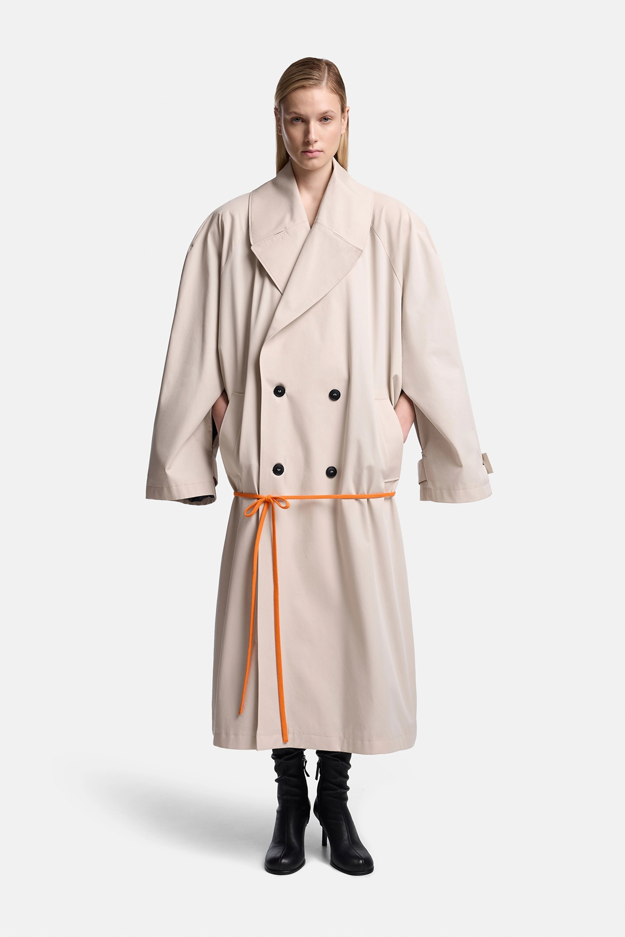 Косухи, пальто, бомберы и, конечно, тренчи — 50 вариантов верхней одежды на весну 2026 (фото 5)