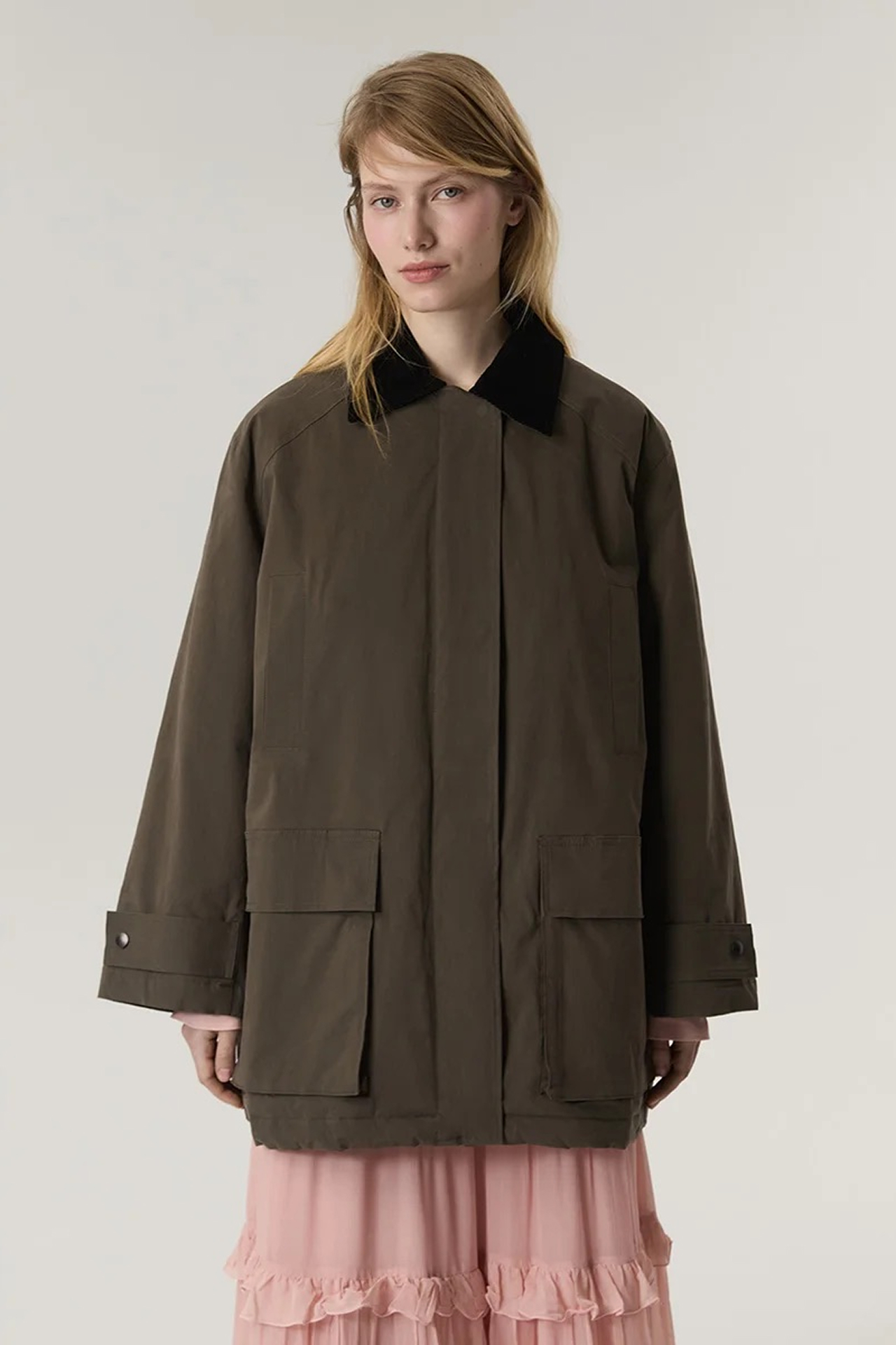 Косухи, пальто, бомберы и, конечно, тренчи — 50 вариантов верхней одежды на весну 2026 (фото 91)