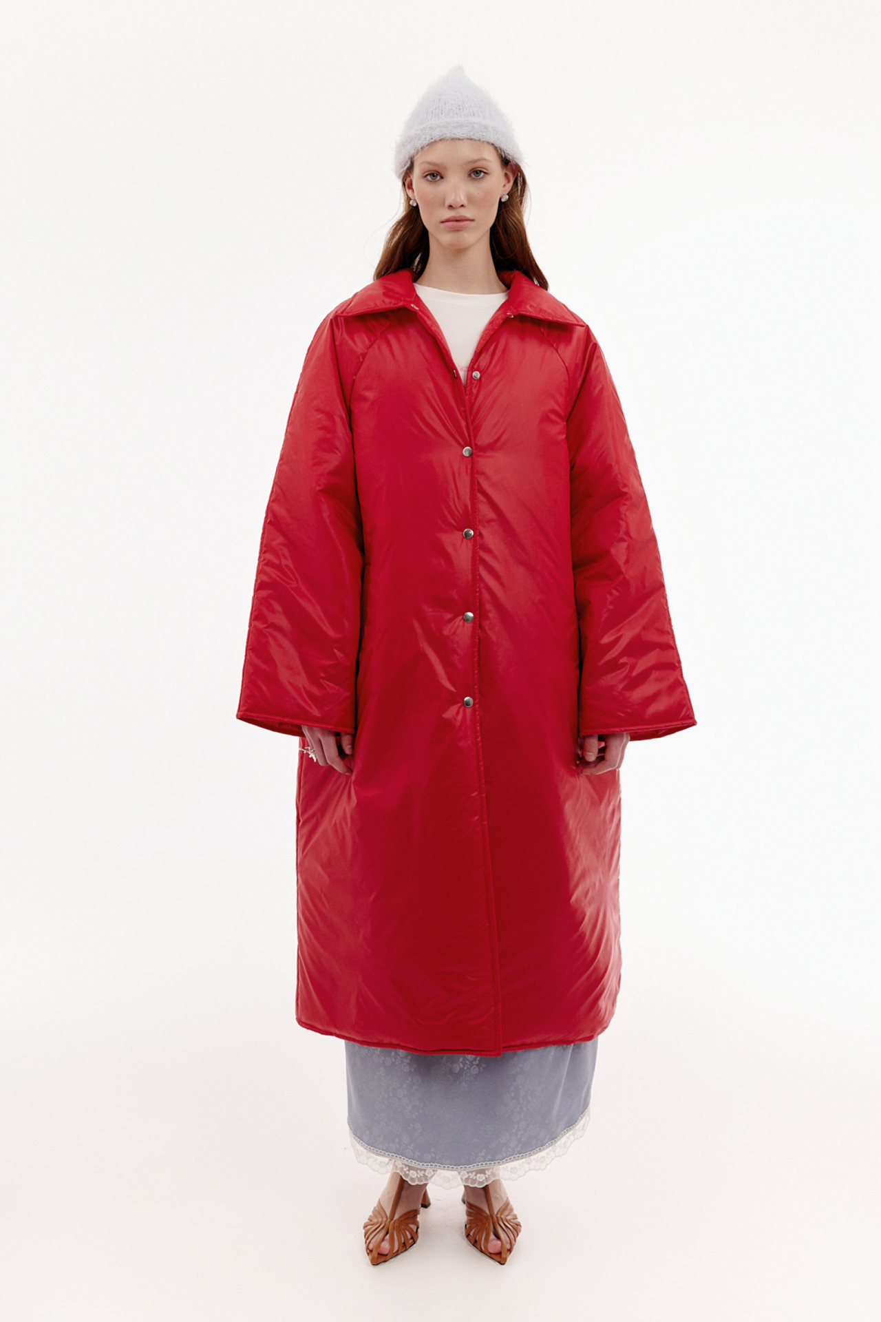 Косухи, пальто, бомберы и, конечно, тренчи — 50 вариантов верхней одежды на весну 2026 (фото 81)