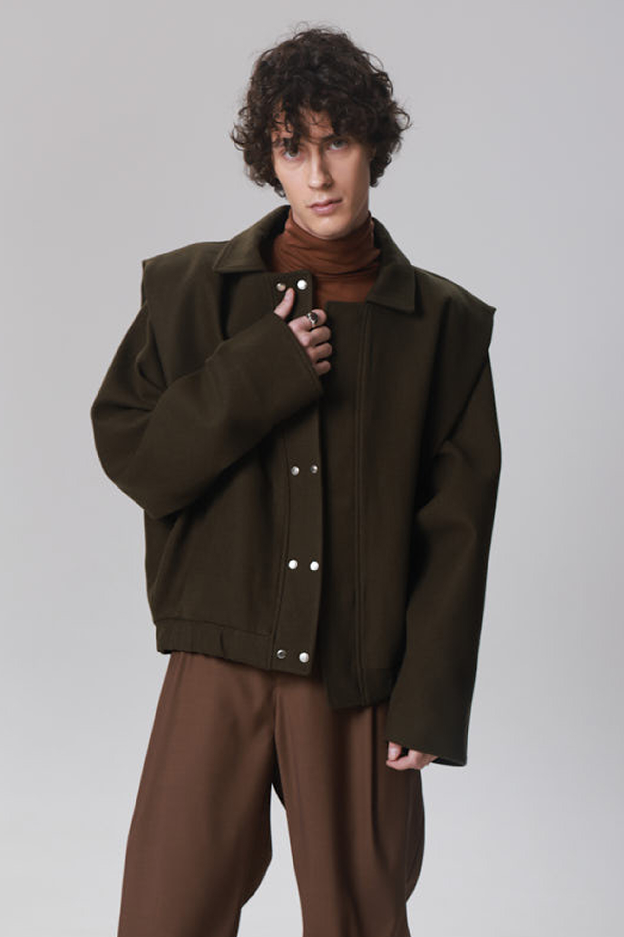 Косухи, пальто, бомберы и, конечно, тренчи — 50 вариантов верхней одежды на весну 2026 (фото 97)