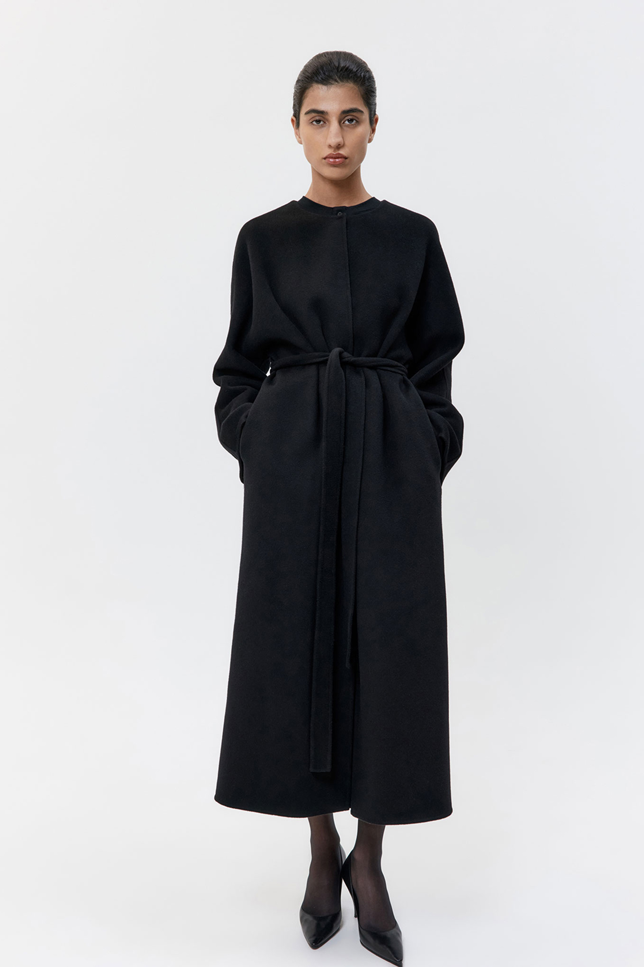 Косухи, пальто, бомберы и, конечно, тренчи — 50 вариантов верхней одежды на весну 2026 (фото 93)