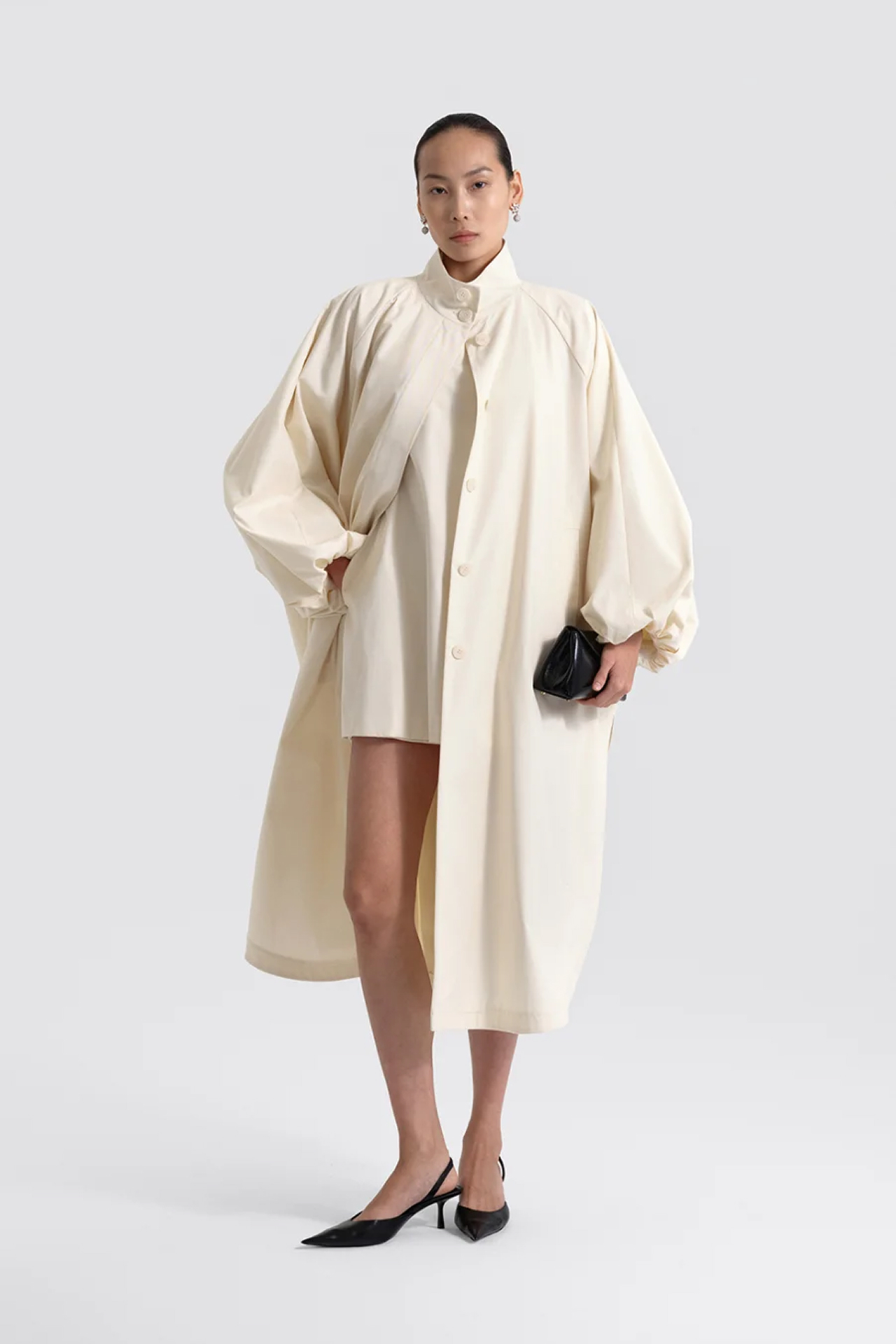 Косухи, пальто, бомберы и, конечно, тренчи — 50 вариантов верхней одежды на весну 2026 (фото 71)