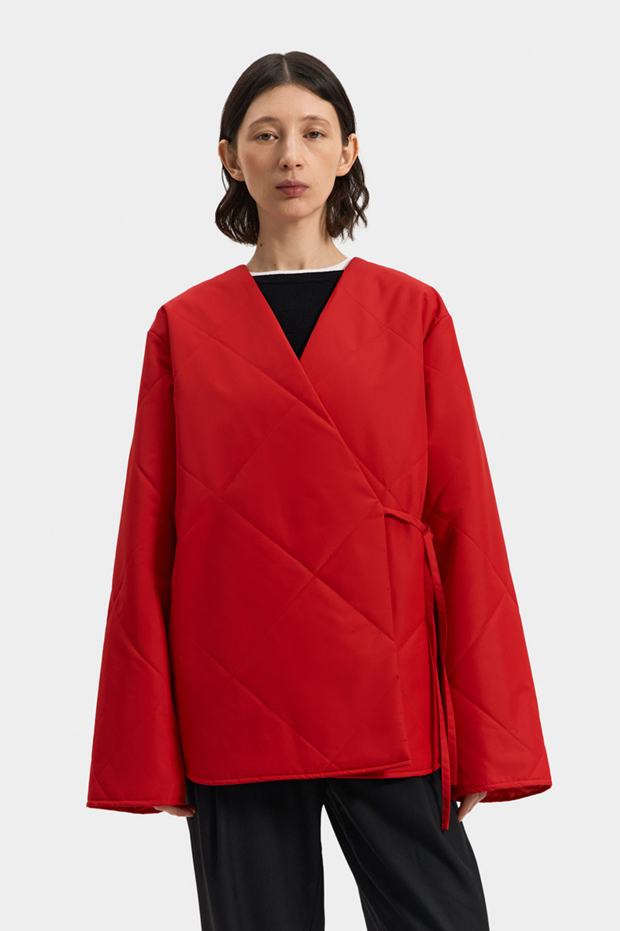 Косухи, пальто, бомберы и, конечно, тренчи — 50 вариантов верхней одежды на весну 2026 (фото 83)