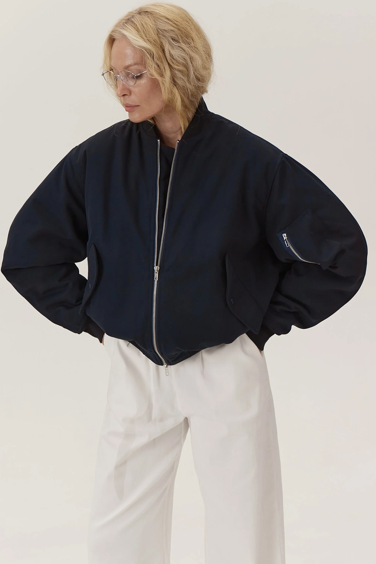 Косухи, пальто, бомберы и, конечно, тренчи — 50 вариантов верхней одежды на весну 2026 (фото 95)