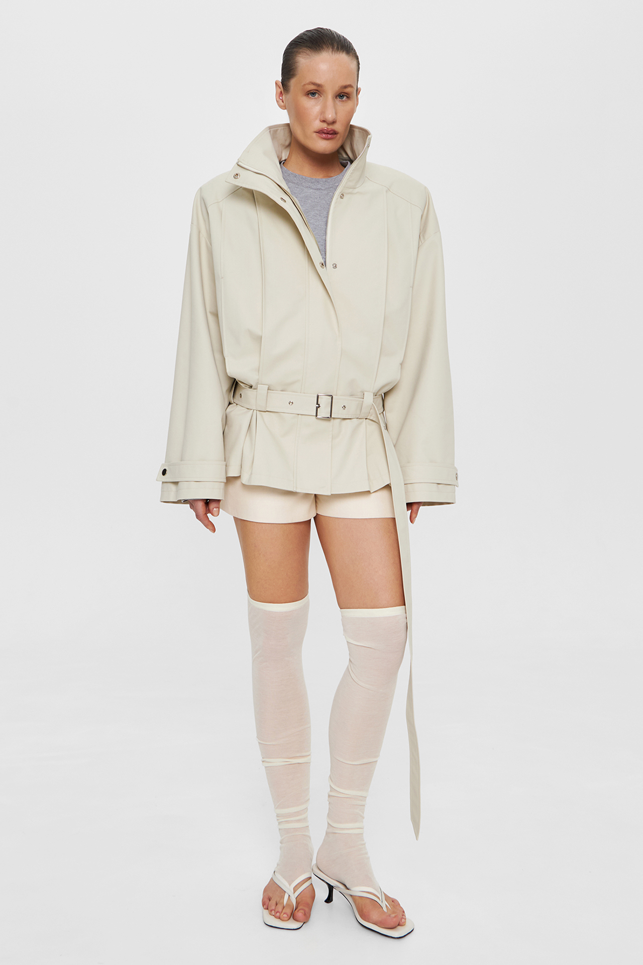 Косухи, пальто, бомберы и, конечно, тренчи — 50 вариантов верхней одежды на весну 2026 (фото 73)