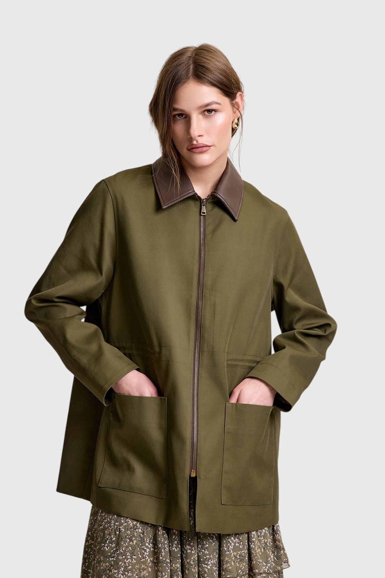 Косухи, пальто, бомберы и, конечно, тренчи — 50 вариантов верхней одежды на весну 2026 (фото 51)