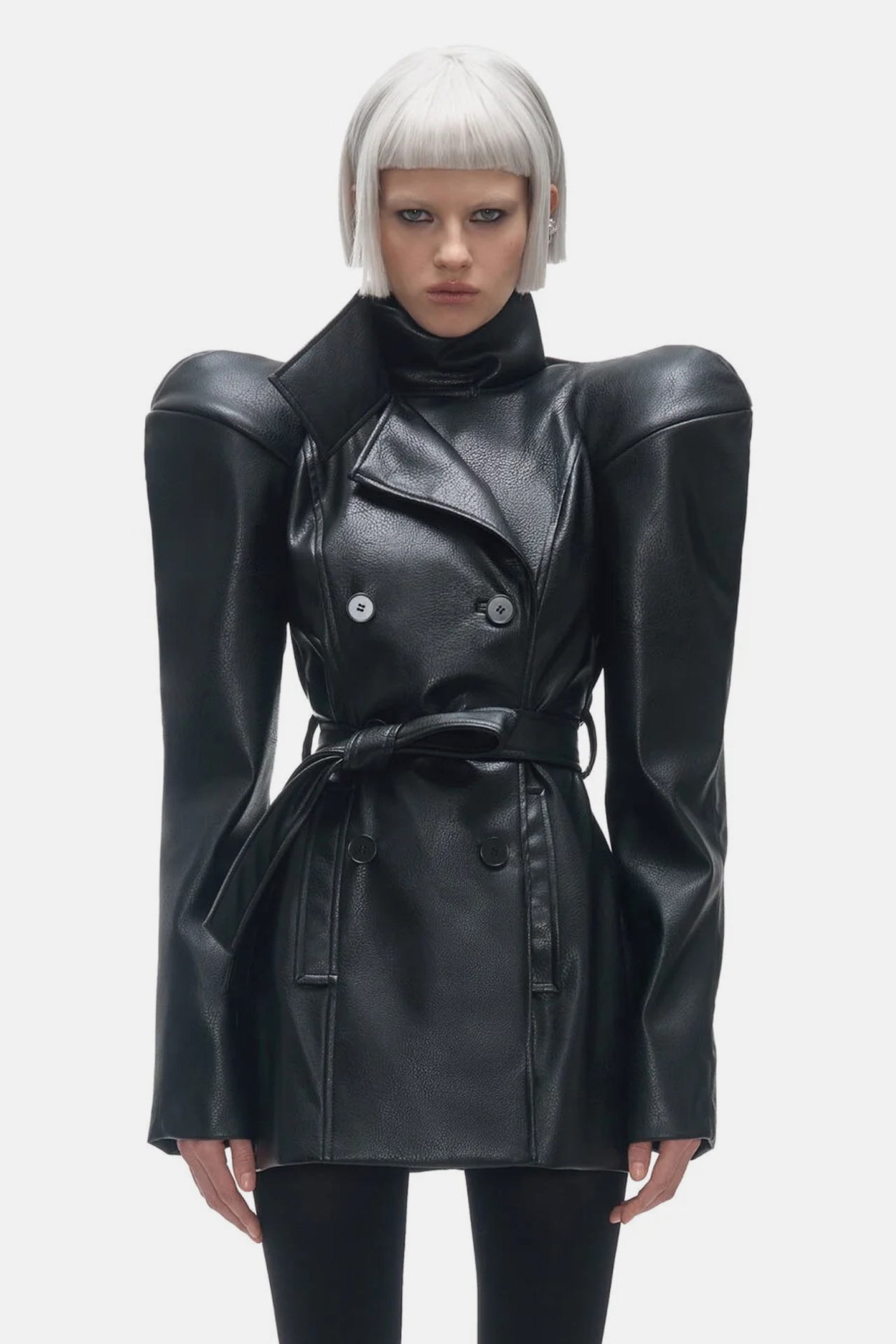 Косухи, пальто, бомберы и, конечно, тренчи — 50 вариантов верхней одежды на весну 2026 (фото 43)