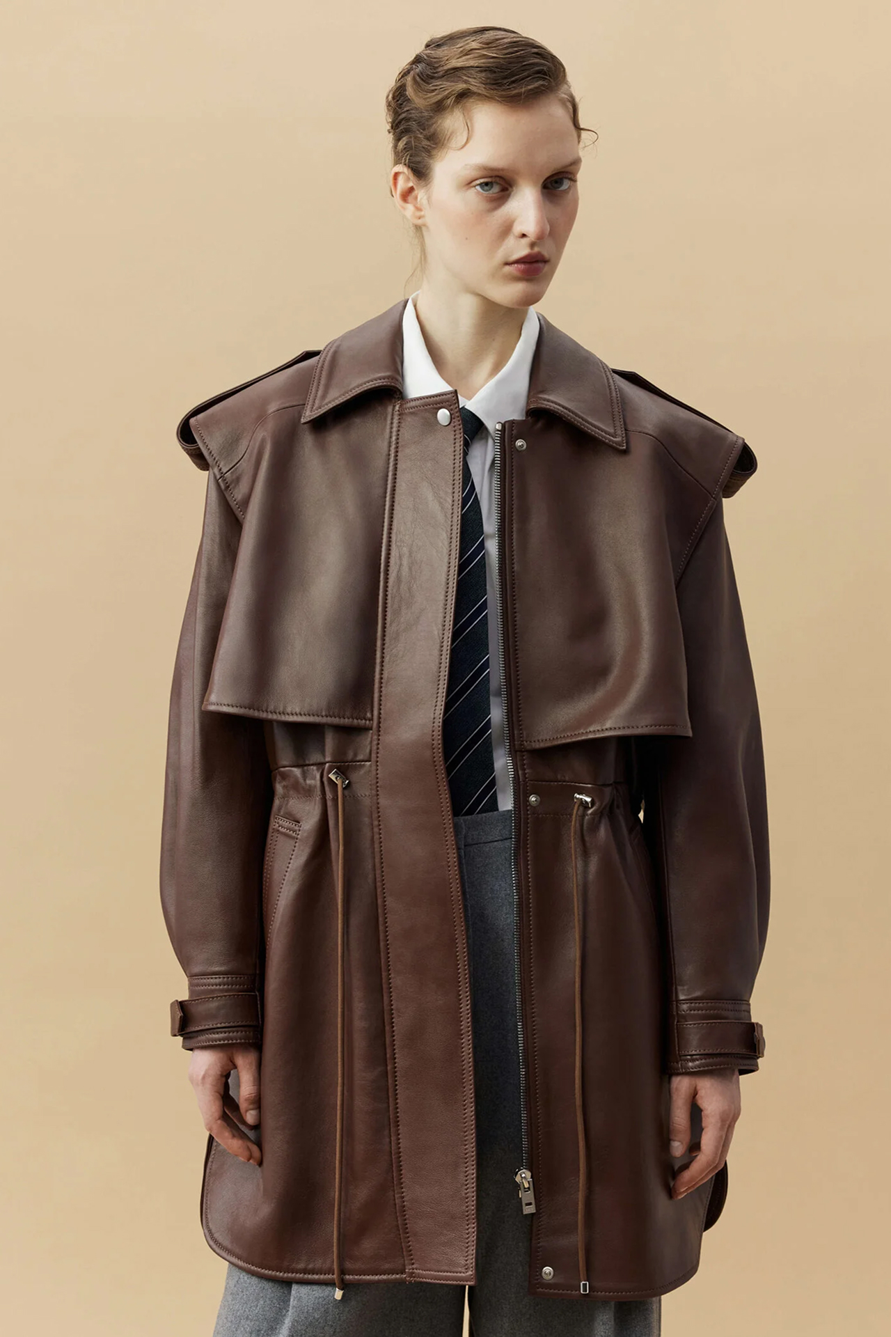 Косухи, пальто, бомберы и, конечно, тренчи — 50 вариантов верхней одежды на весну 2026 (фото 23)