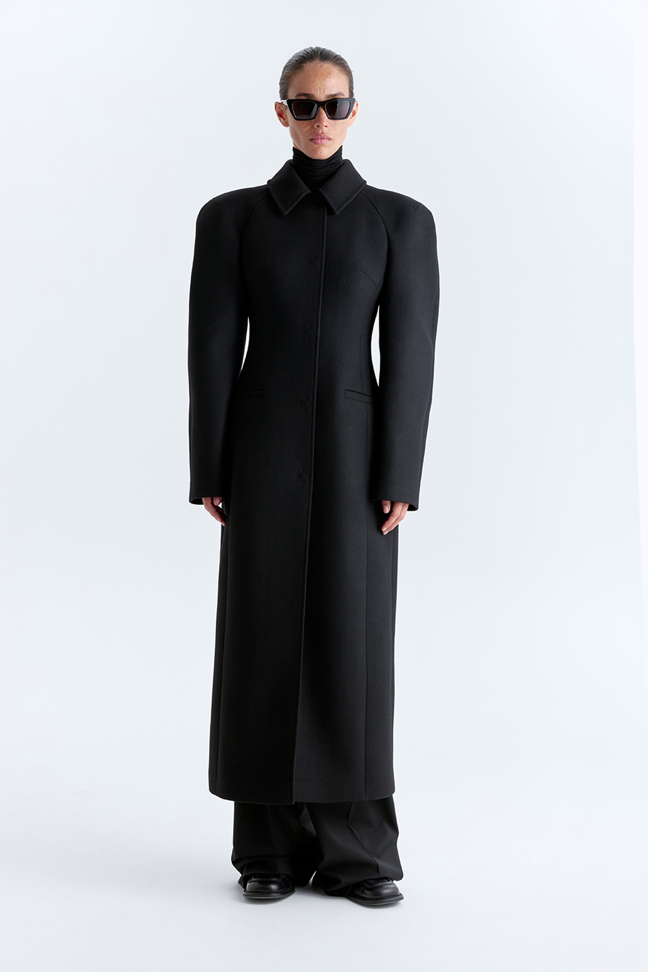 Косухи, пальто, бомберы и, конечно, тренчи — 50 вариантов верхней одежды на весну 2026 (фото 41)