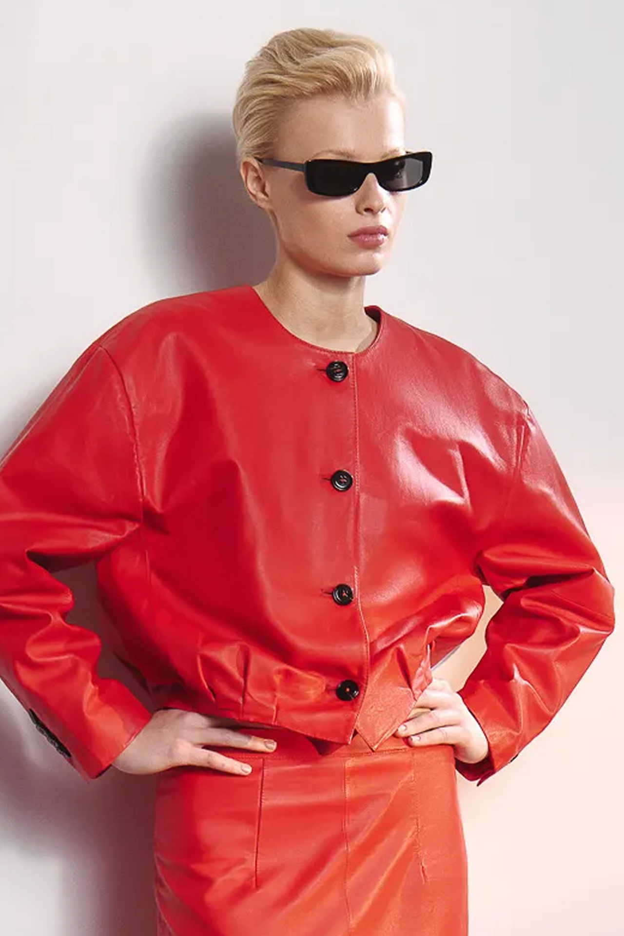 Косухи, пальто, бомберы и, конечно, тренчи — 50 вариантов верхней одежды на весну 2026 (фото 37)