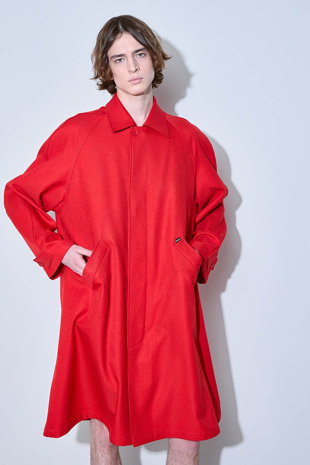 Косухи, пальто, бомберы и, конечно, тренчи — 50 вариантов верхней одежды на весну 2026 (фото 25)