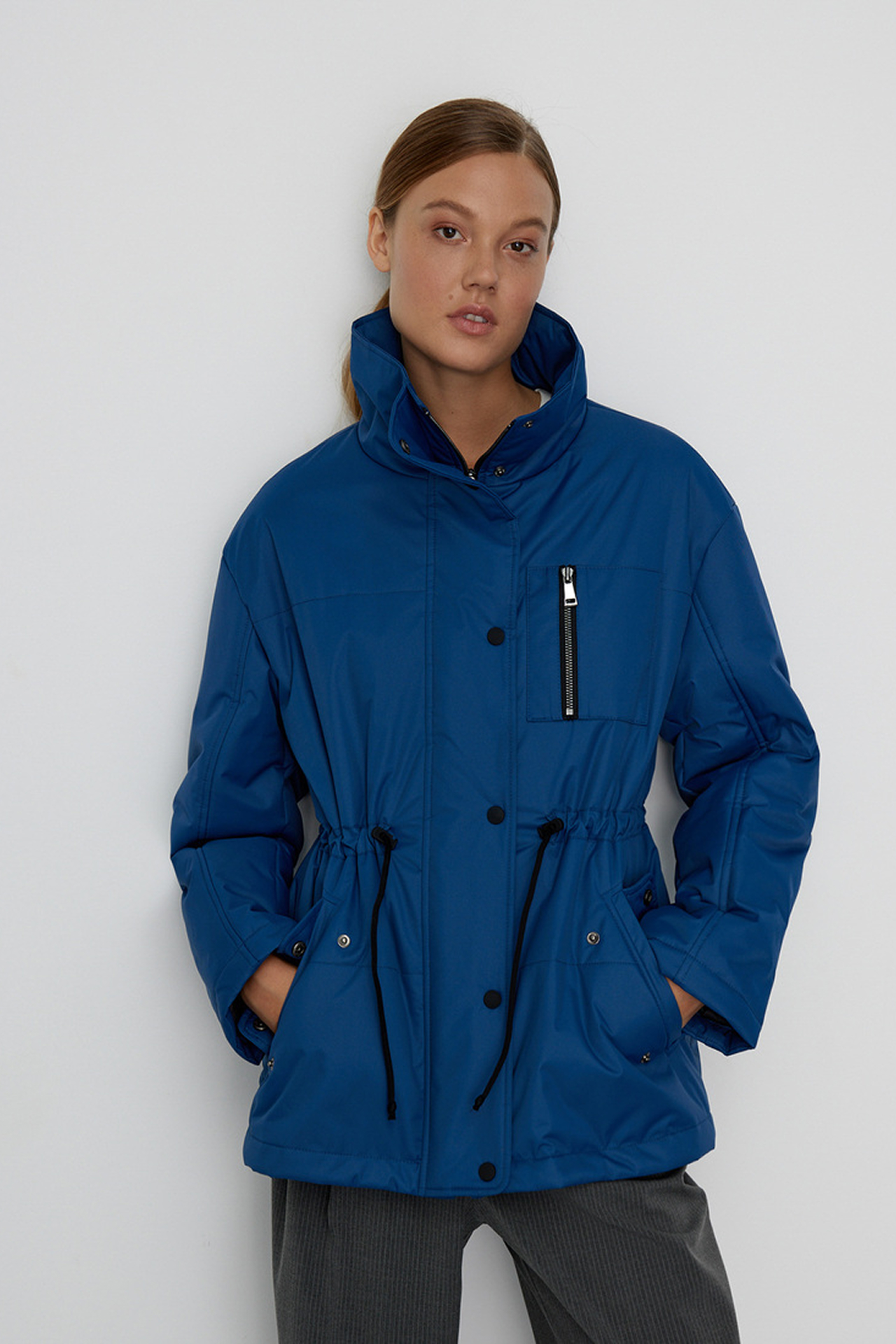 Косухи, пальто, бомберы и, конечно, тренчи — 50 вариантов верхней одежды на весну 2026 (фото 85)