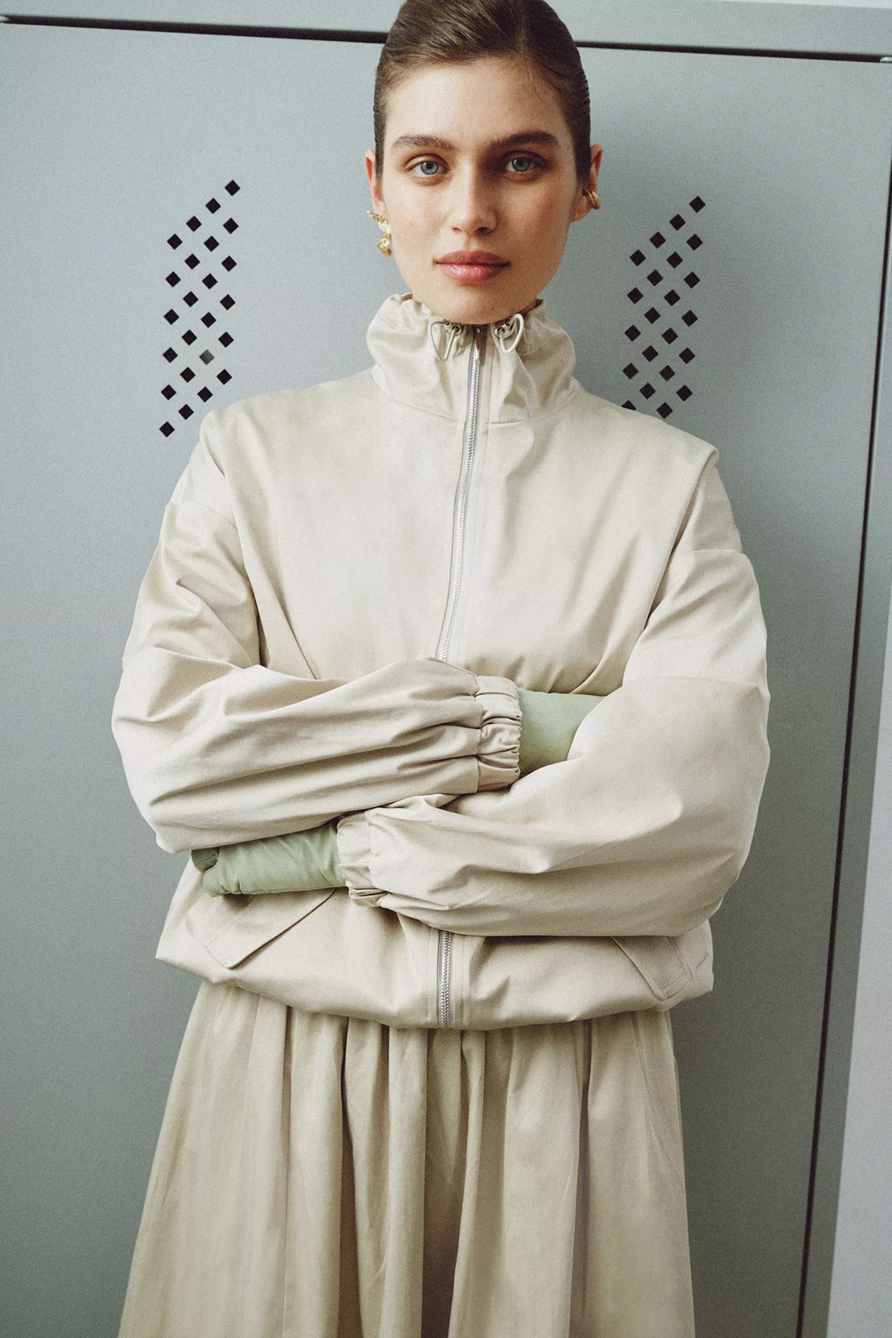 Косухи, пальто, бомберы и, конечно, тренчи — 50 вариантов верхней одежды на весну 2026 (фото 35)