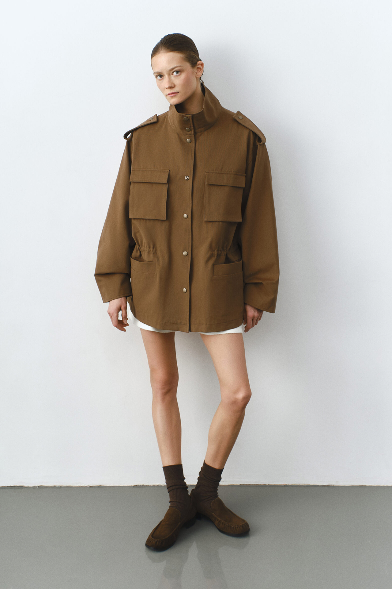 Косухи, пальто, бомберы и, конечно, тренчи — 50 вариантов верхней одежды на весну 2026 (фото 21)