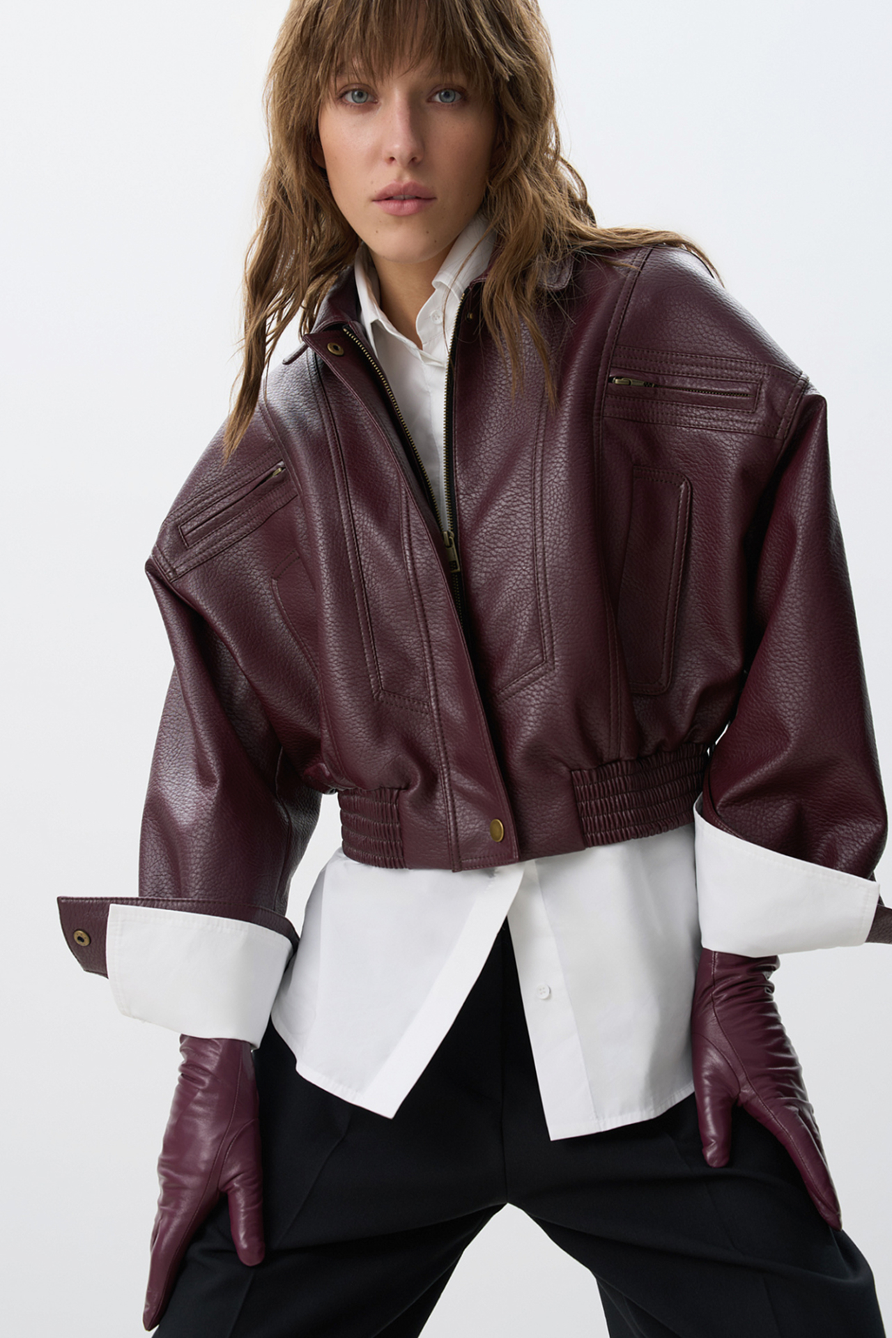 Косухи, пальто, бомберы и, конечно, тренчи — 50 вариантов верхней одежды на весну 2026 (фото 11)