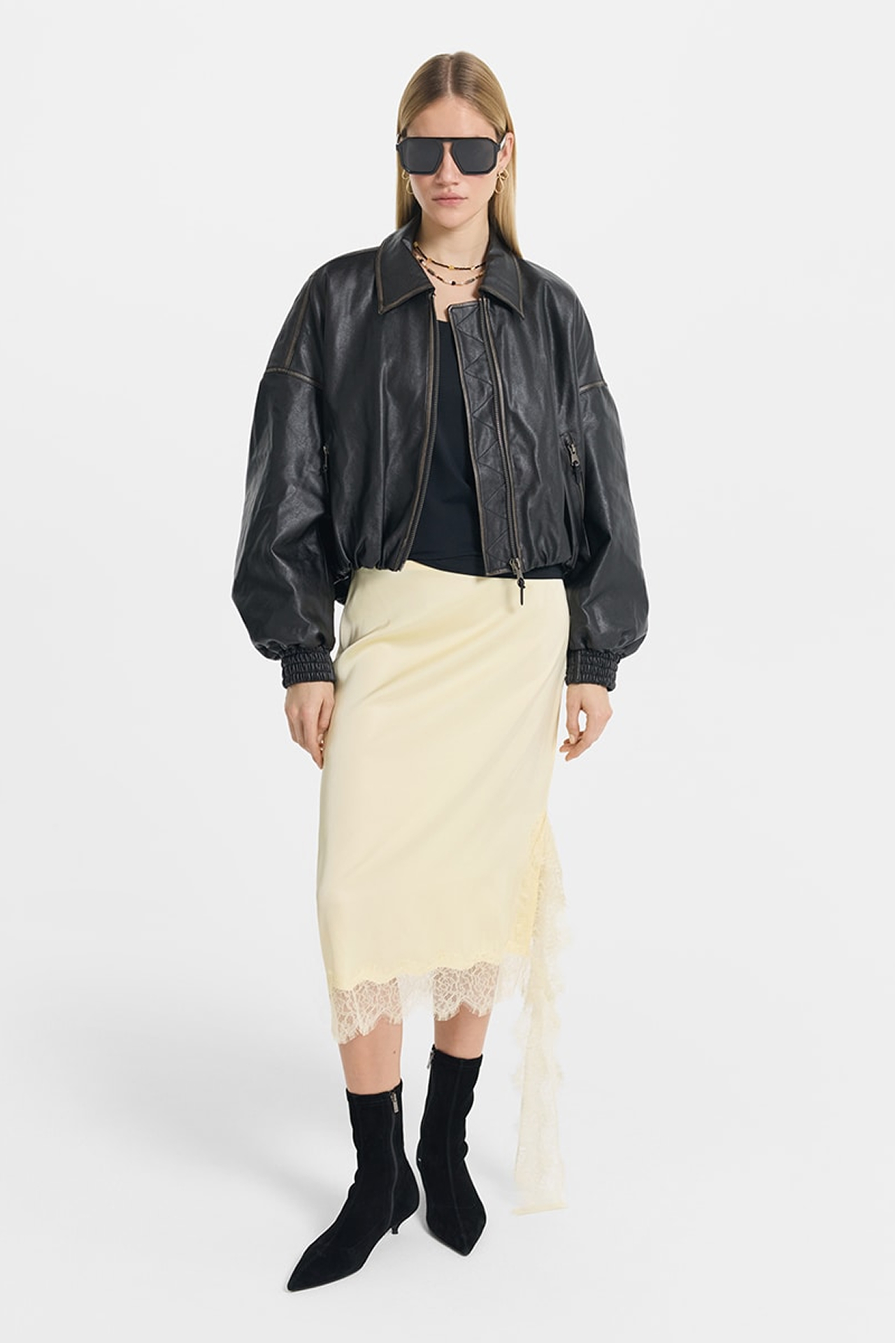 Косухи, пальто, бомберы и, конечно, тренчи — 50 вариантов верхней одежды на весну 2026 (фото 61)