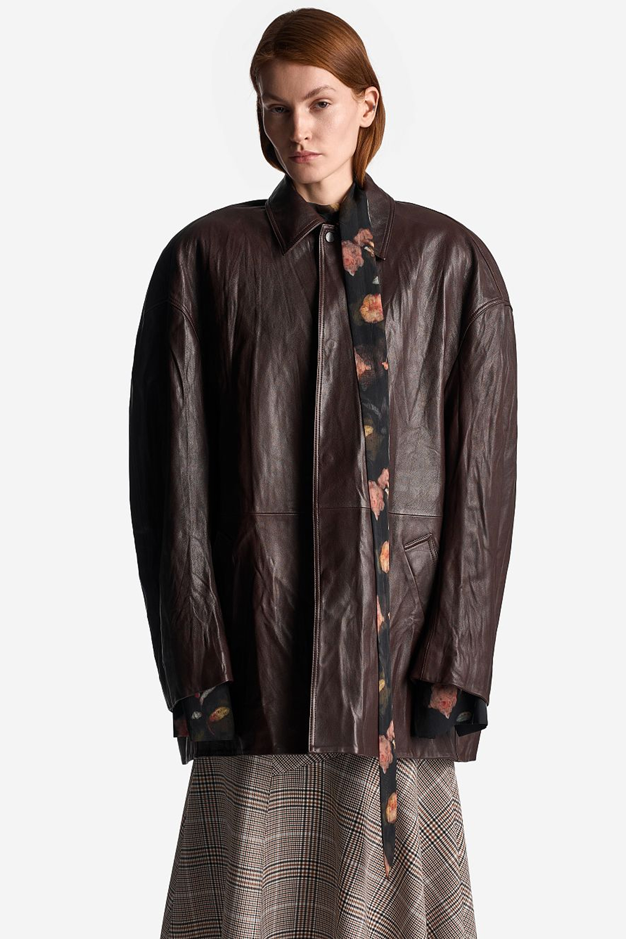 Косухи, пальто, бомберы и, конечно, тренчи — 50 вариантов верхней одежды на весну 2026 (фото 9)