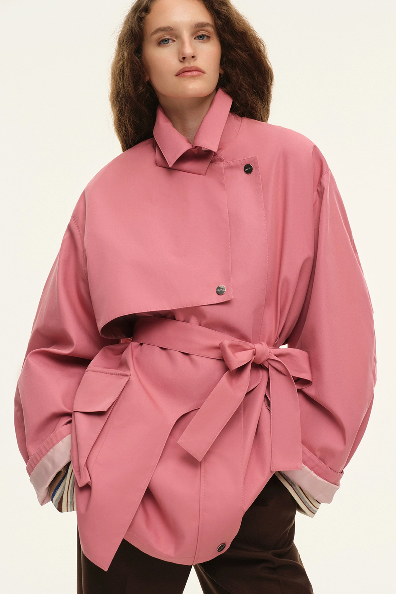 Косухи, пальто, бомберы и, конечно, тренчи — 50 вариантов верхней одежды на весну 2026 (фото 55)