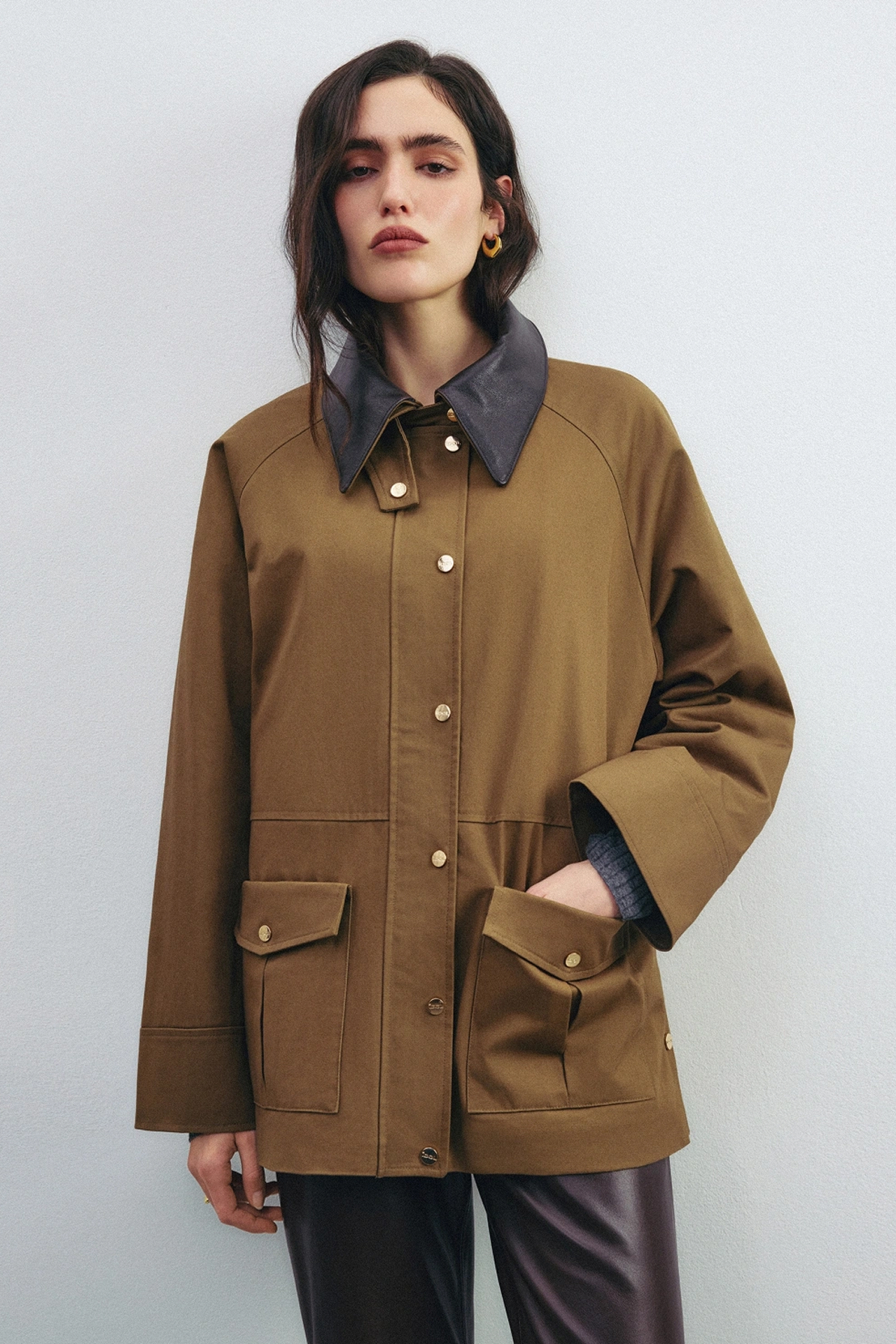 Косухи, пальто, бомберы и, конечно, тренчи — 50 вариантов верхней одежды на весну 2026 (фото 19)