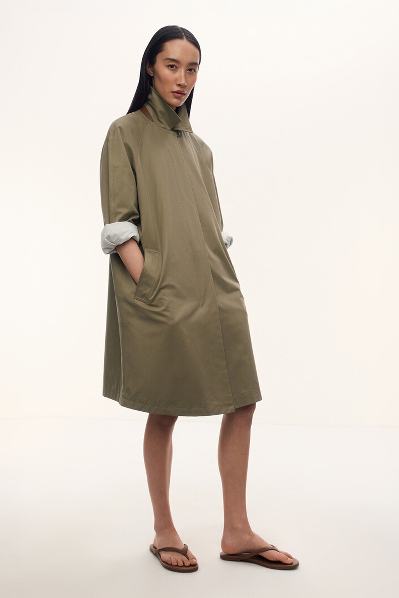 Косухи, пальто, бомберы и, конечно, тренчи — 50 вариантов верхней одежды на весну 2026 (фото 49)