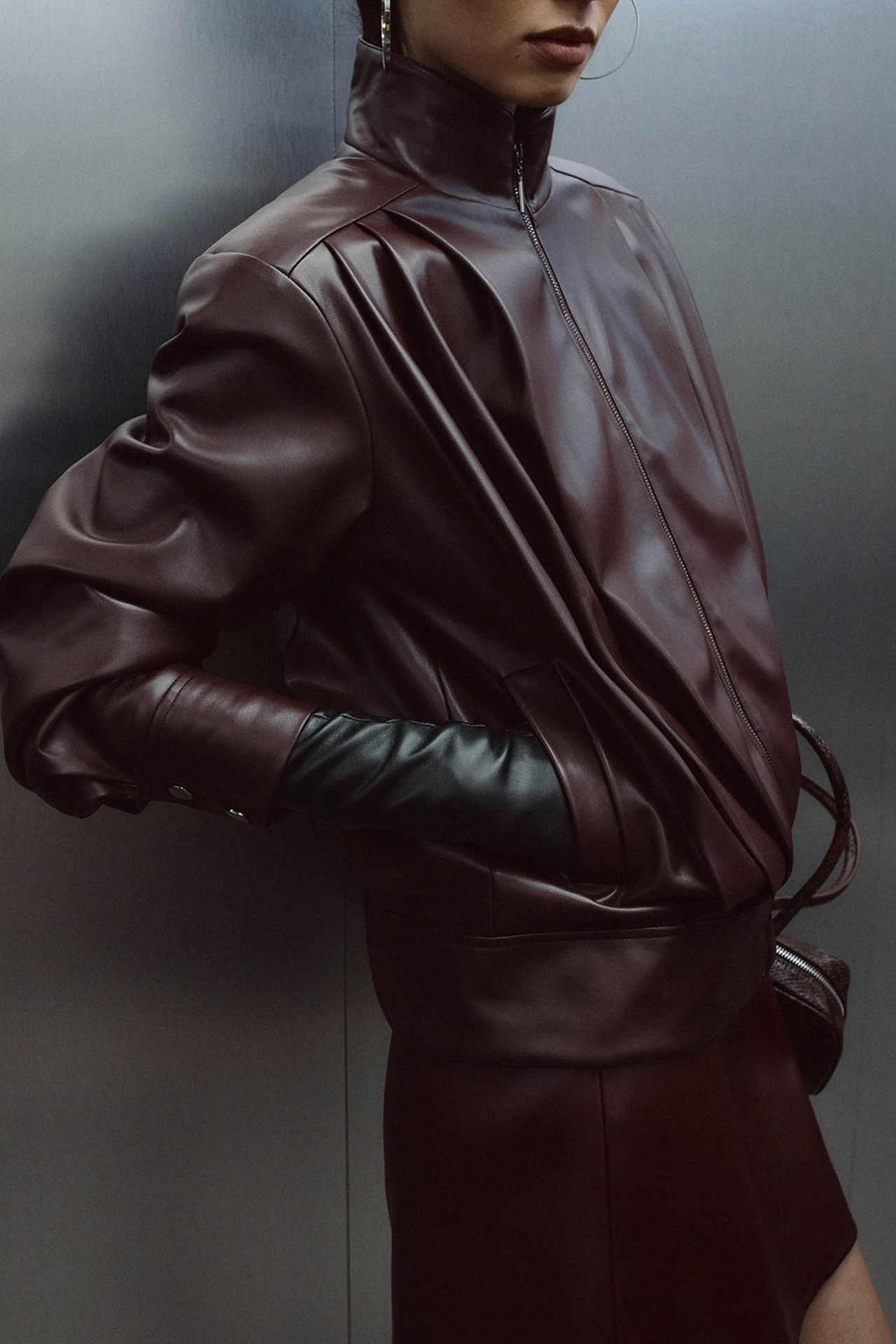 Косухи, пальто, бомберы и, конечно, тренчи — 50 вариантов верхней одежды на весну 2026 (фото 29)