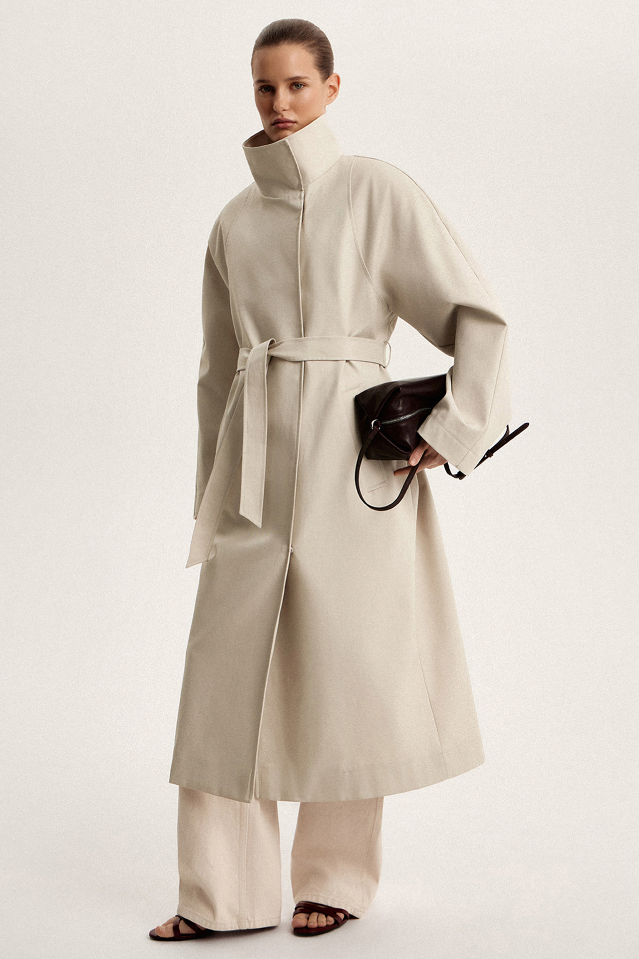 Косухи, пальто, бомберы и, конечно, тренчи — 50 вариантов верхней одежды на весну 2026 (фото 75)