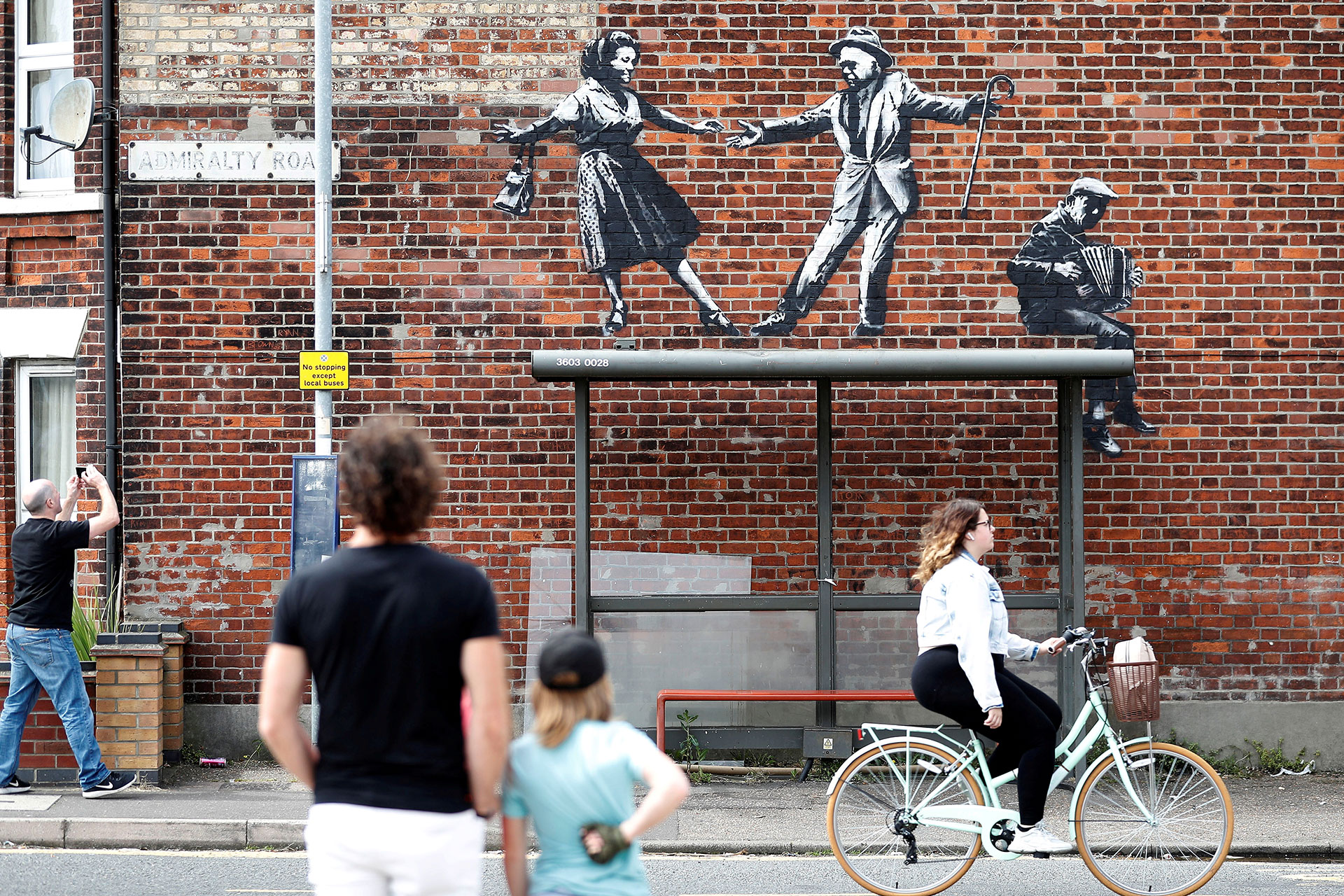 Журналисты раскрыли личность Бэнкси (фото 4)