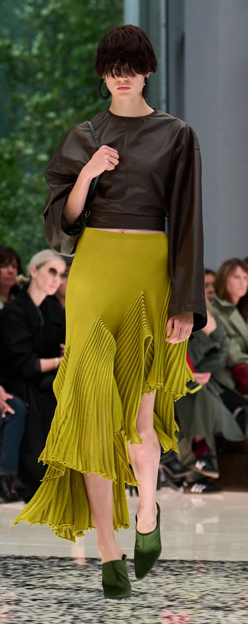 Вещь, без которой этой весной никуда? Эффектная юбка ниже колена. Вот 10 таких — от локальных брендов (фото 1)