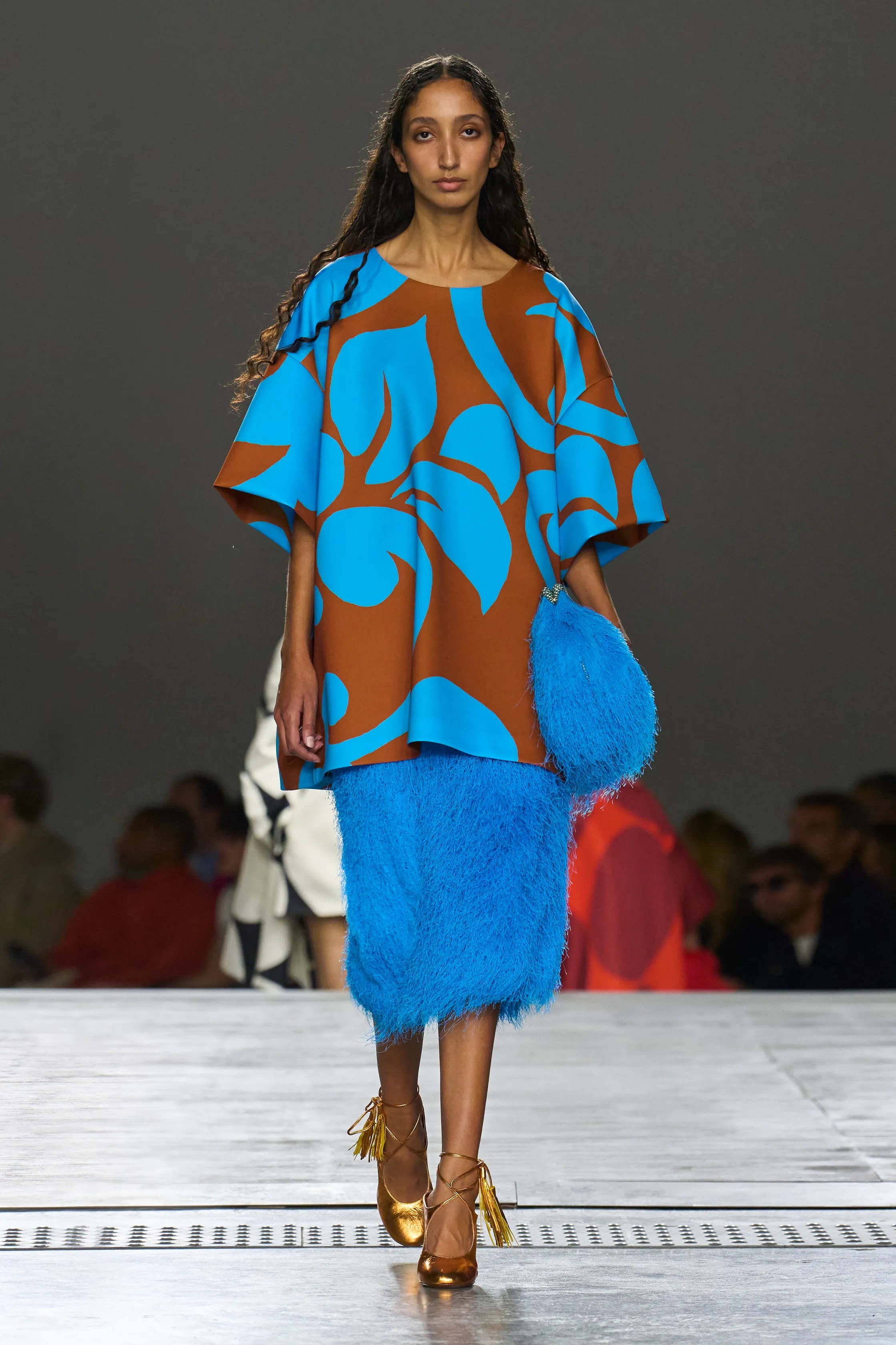 Вещь, без которой этой весной никуда? Эффектная юбка ниже колена. Вот 10 таких — от локальных брендов (фото 2)