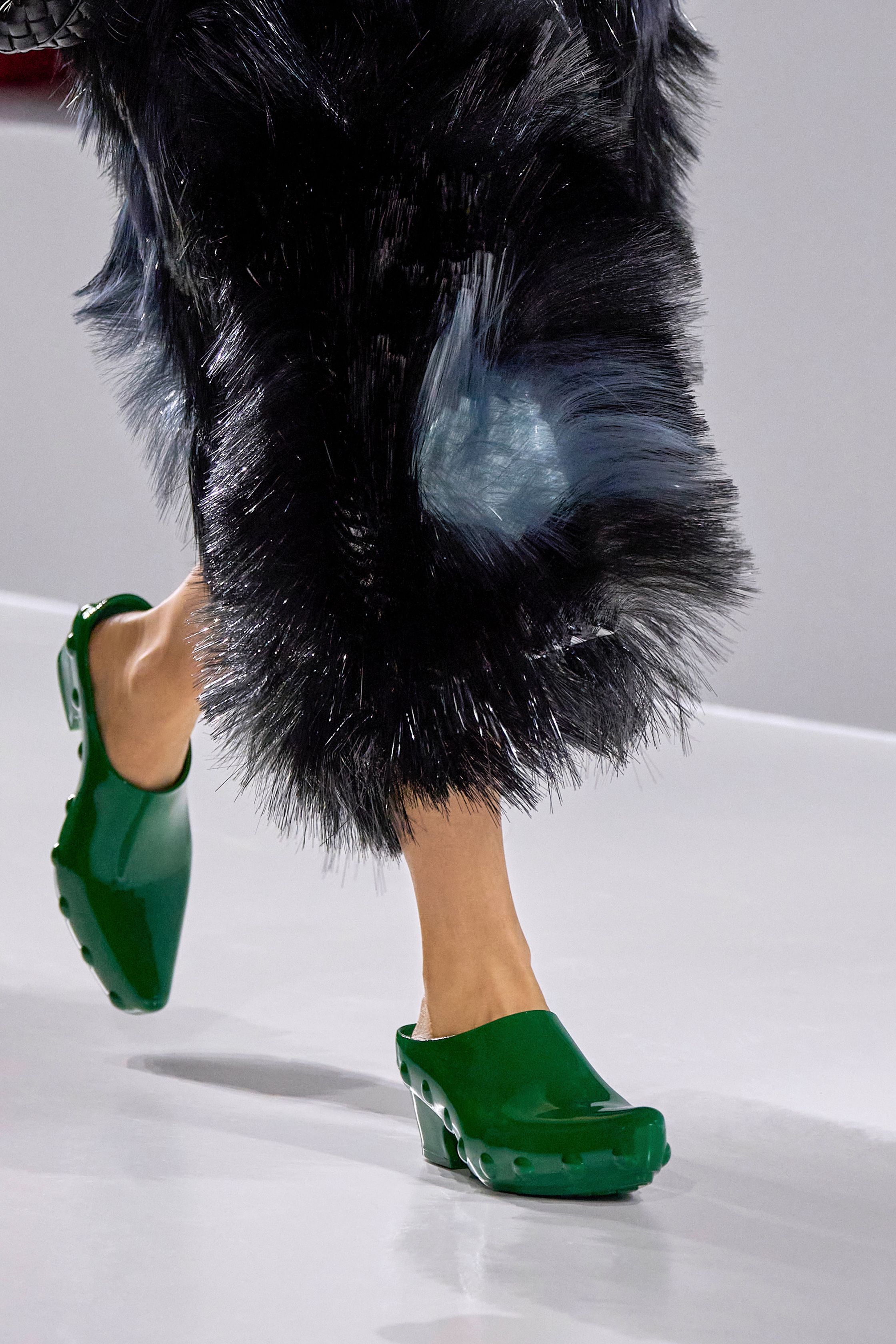 Вещь, без которой этой весной никуда? Эффектная юбка ниже колена. Вот 10 таких — от локальных брендов (фото 5)