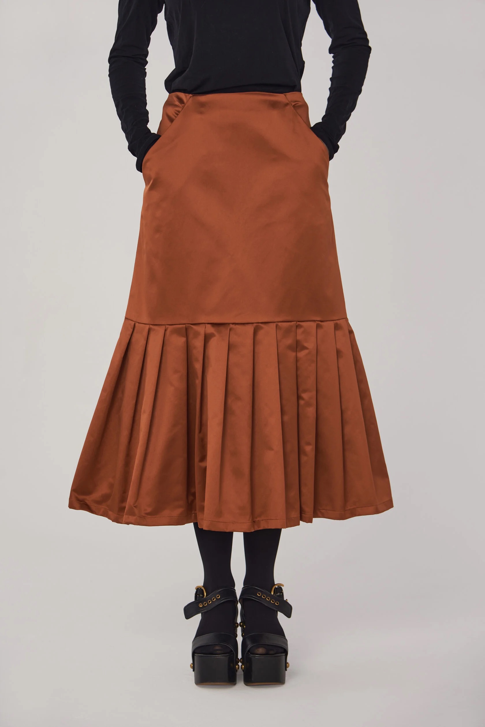 Вещь, без которой этой весной никуда? Эффектная юбка ниже колена. Вот 10 таких — от локальных брендов (фото 10)