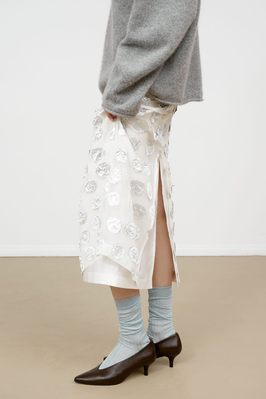 Вещь, без которой этой весной никуда? Эффектная юбка ниже колена. Вот 10 таких — от локальных брендов (фото 13)