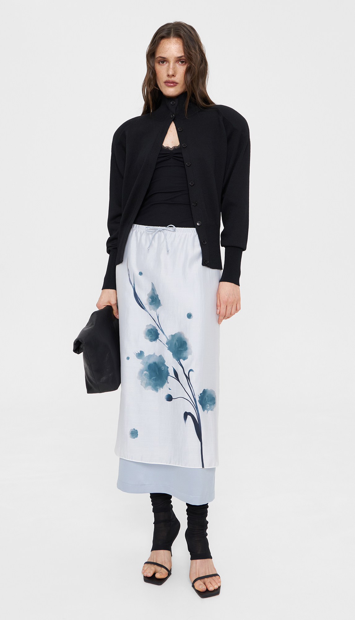 Вещь, без которой этой весной никуда? Эффектная юбка ниже колена. Вот 10 таких — от локальных брендов (фото 16)