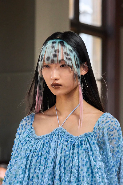 Самое трендовое окрашивание весны? Конечно, рисунки и принты в волосах, как у Розалии (фото 4)