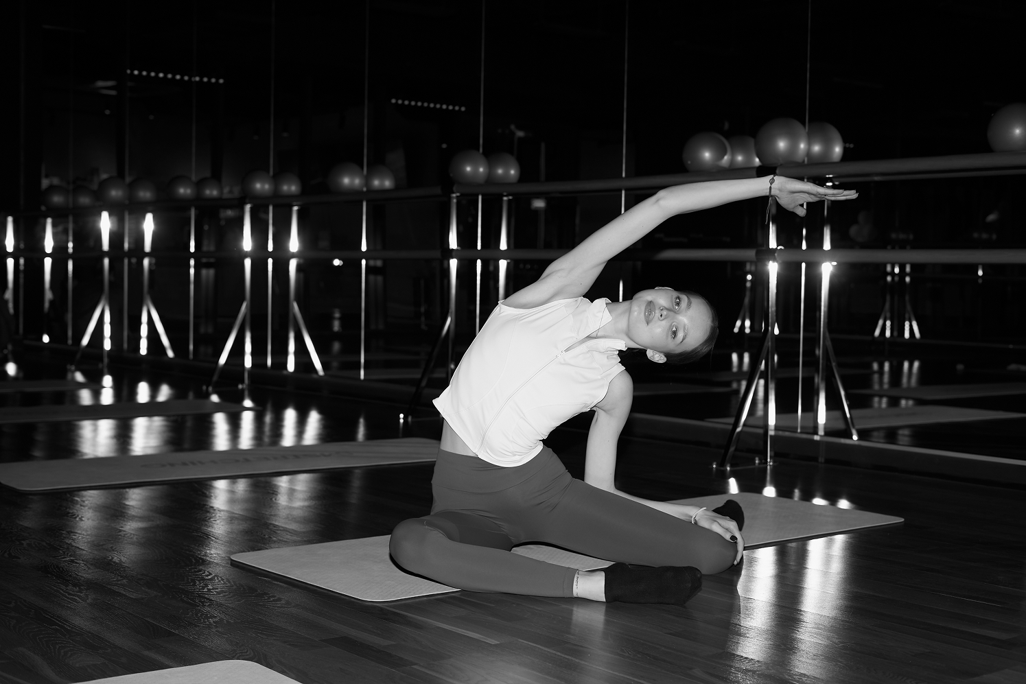 Как за 15 минут снять утреннюю отечность и пробудить организм? Показывает тренер (фото 8)