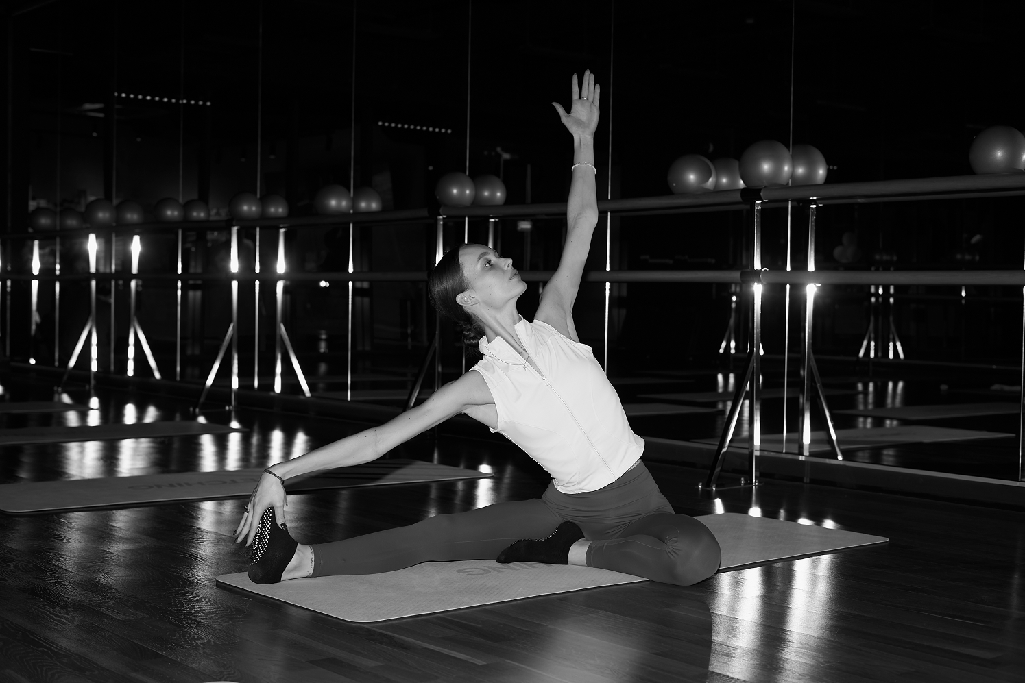 Как за 15 минут снять утреннюю отечность и пробудить организм? Показывает тренер (фото 10)